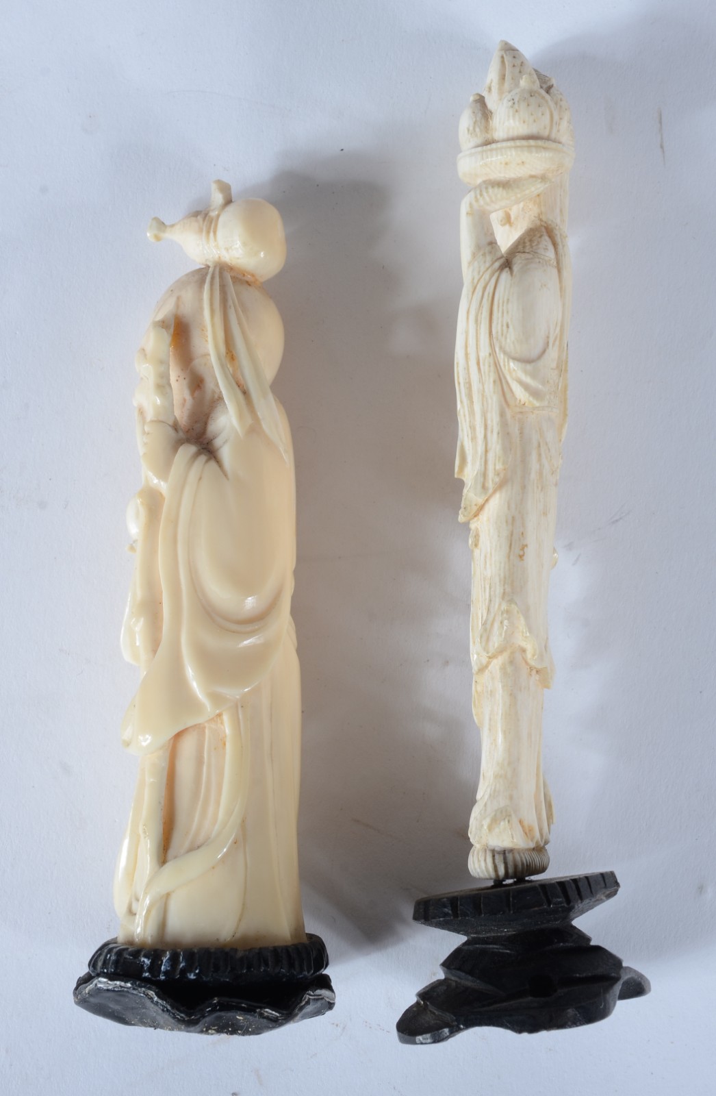Duas esculturas de marfim, sendo ancião segurando fruto; e, gueixa... - foto 3 de 5