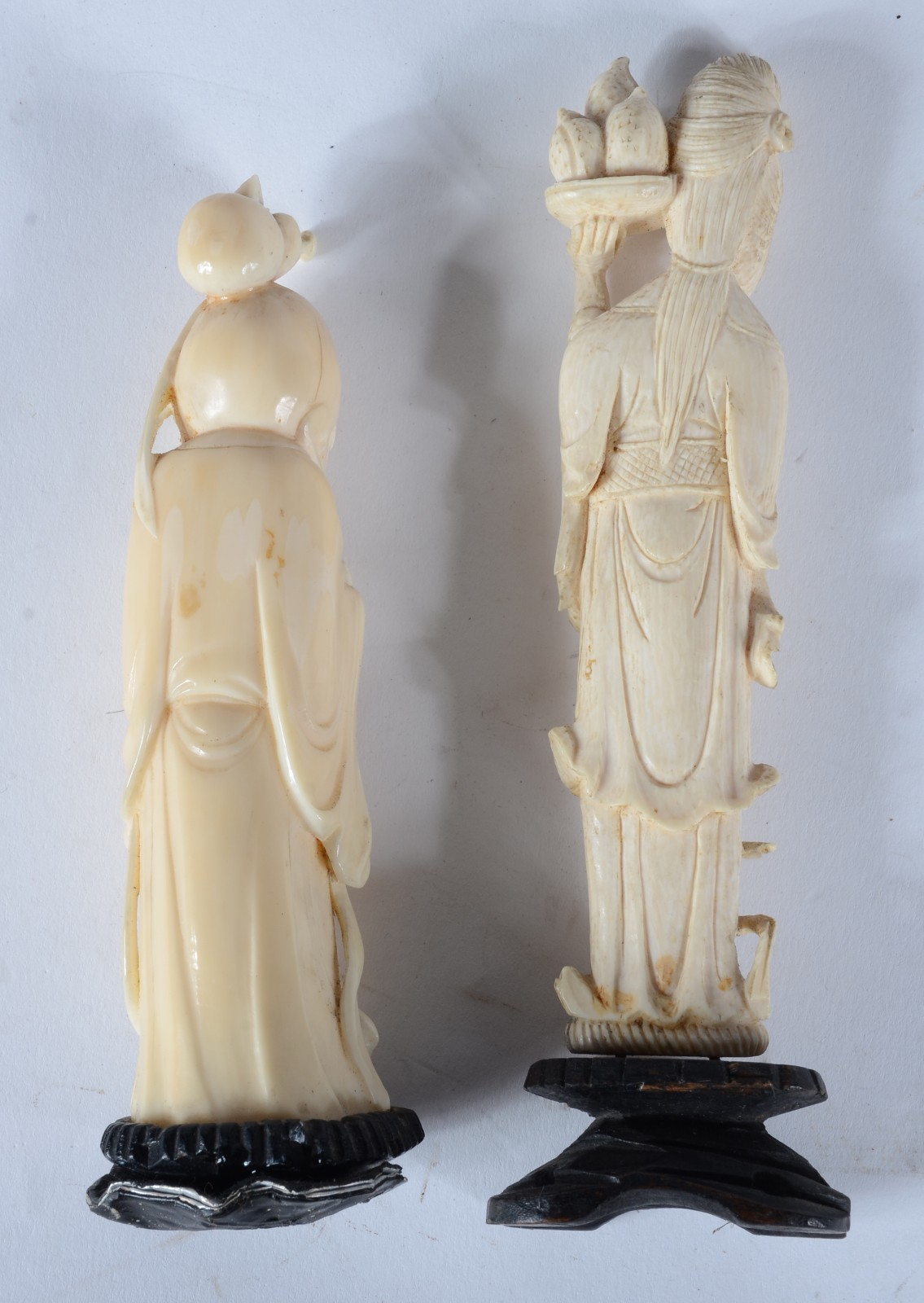 Duas esculturas de marfim, sendo ancião segurando fruto; e, gueixa... - foto 4 de 5