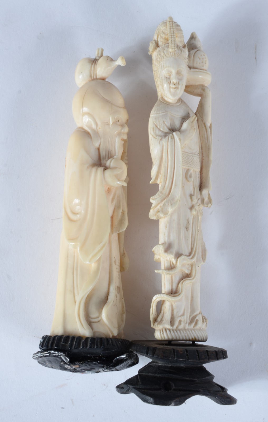 Duas esculturas de marfim, sendo ancião segurando fruto; e, gueixa... - foto 5 de 5