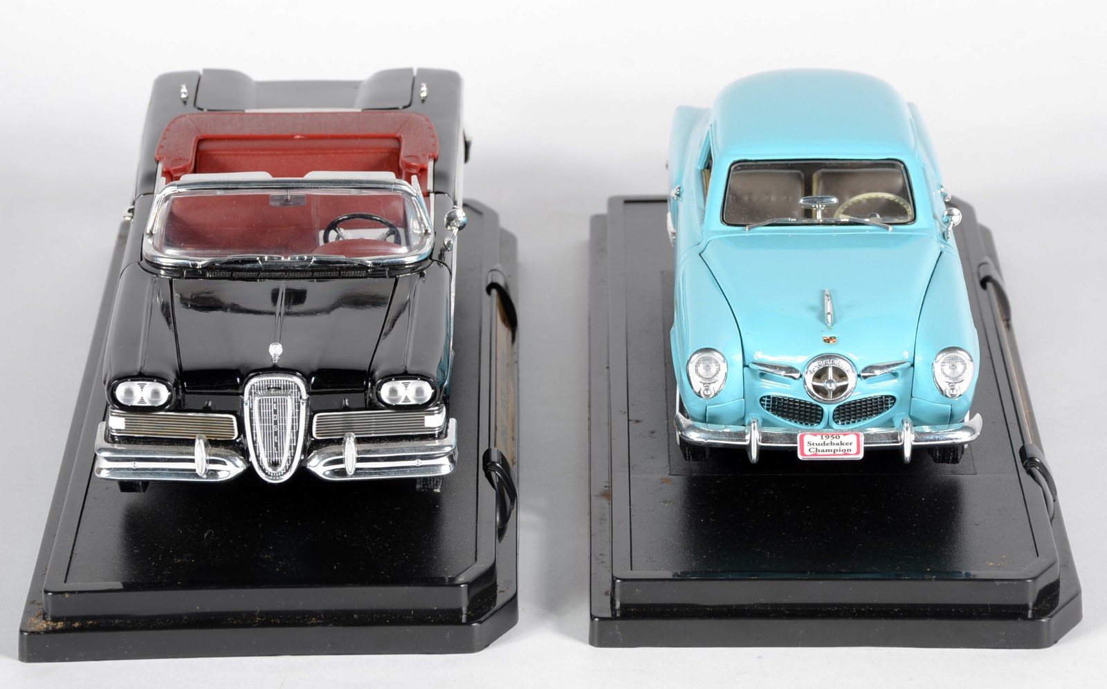 Dois carrinhos decorativos em miniaturas de metal: Edsel 1958... - foto 1 de 11