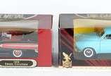 Dois carrinhos decorativos em miniaturas de met... - Dois carrinhos decorativos em miniaturas de metal: Edsel 1958 Citation, e 1950 Studebaker Champion.