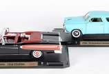 Dois carrinhos decorativos em miniaturas de met... - Dois carrinhos decorativos em miniaturas de metal: Edsel 1958 Citation, e 1950 Studebaker Champion.