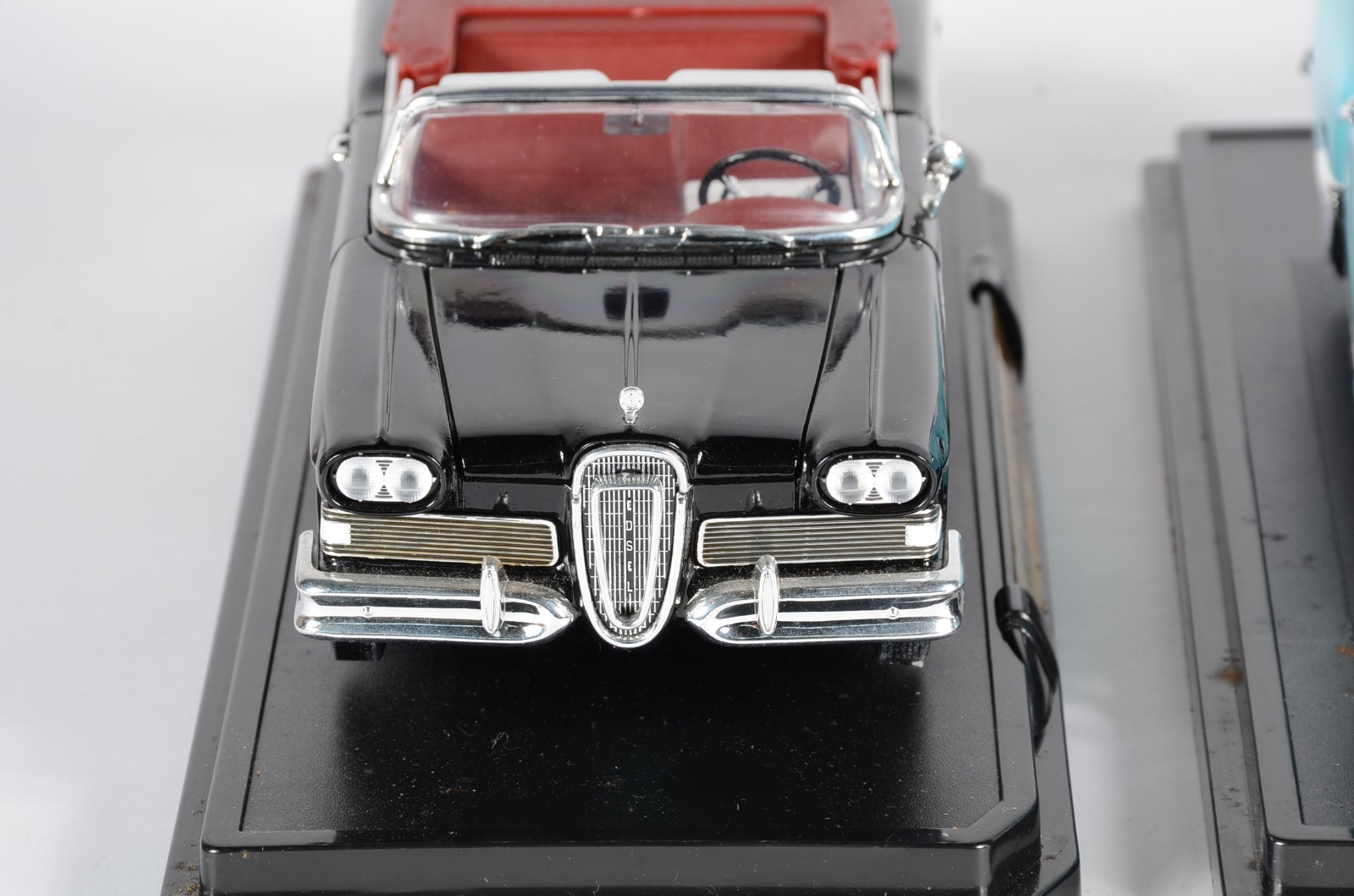 Dois carrinhos decorativos em miniaturas de metal: Edsel 1958... - foto 5 de 11