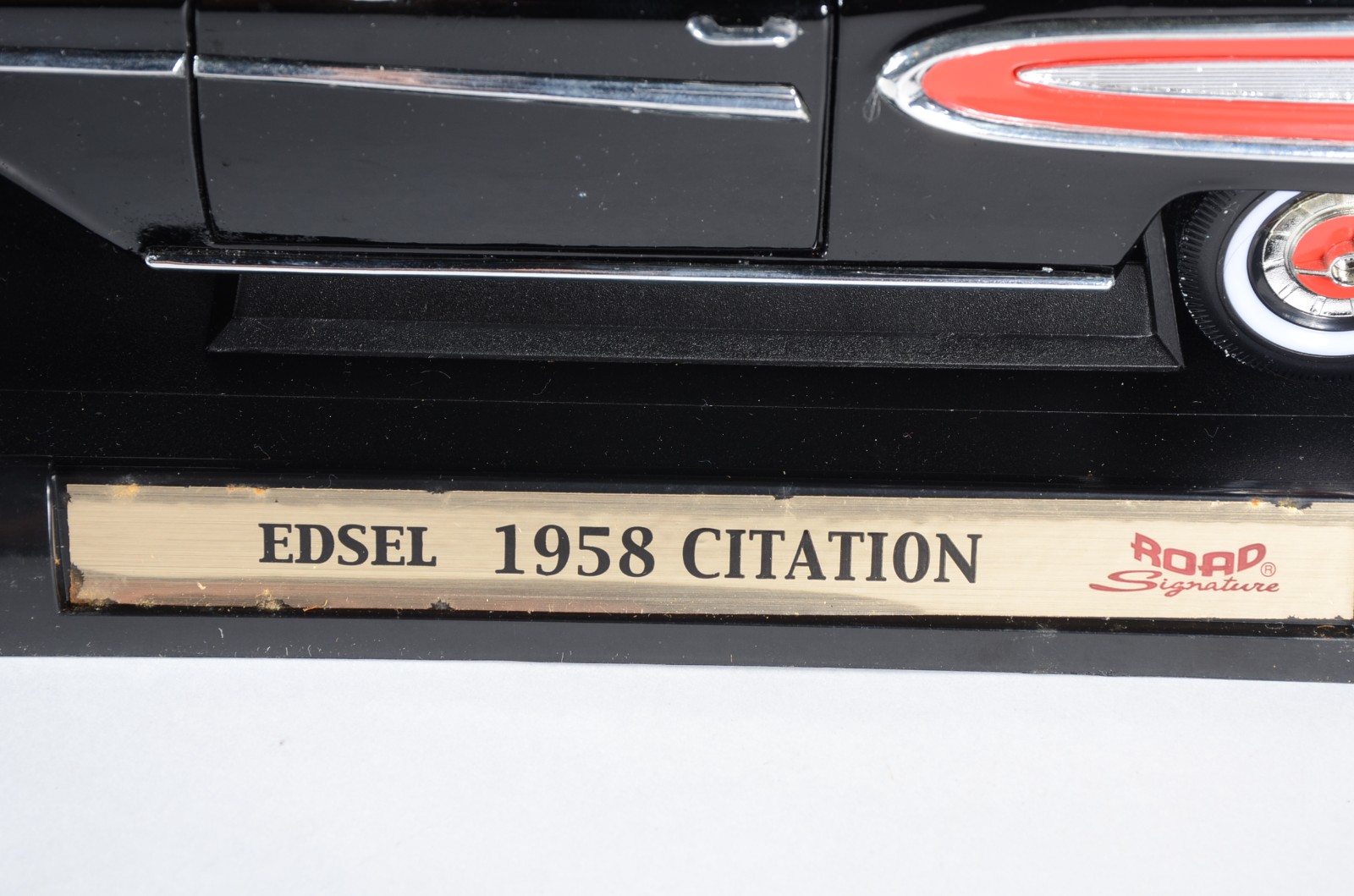 Dois carrinhos decorativos em miniaturas de metal: Edsel 1958... - foto 10 de 11