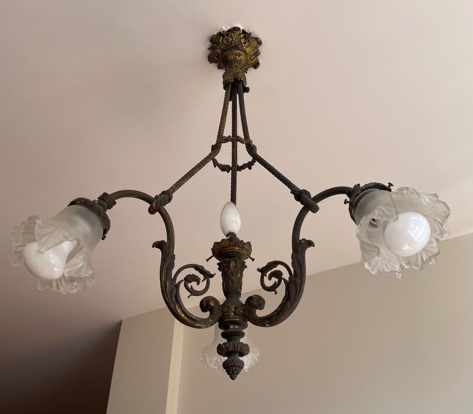 Lustre de metal dourado para 4 luzes, tendo um tocheiro com lâmpada... - foto 2 de 3