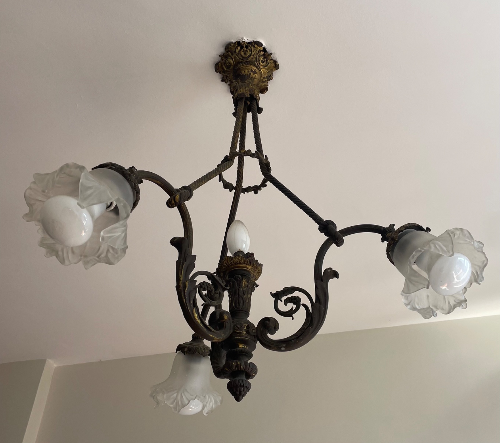 Lustre de metal dourado para 4 luzes, tendo um tocheiro com lâmpada... - foto 3 de 3