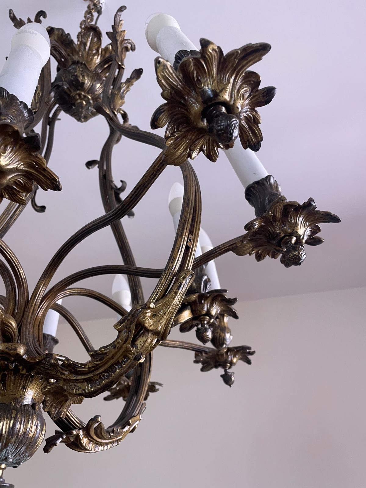 Lustre de metal dourado para 12 luzes, bobeches com folhas em relevo... - foto 3 de 5