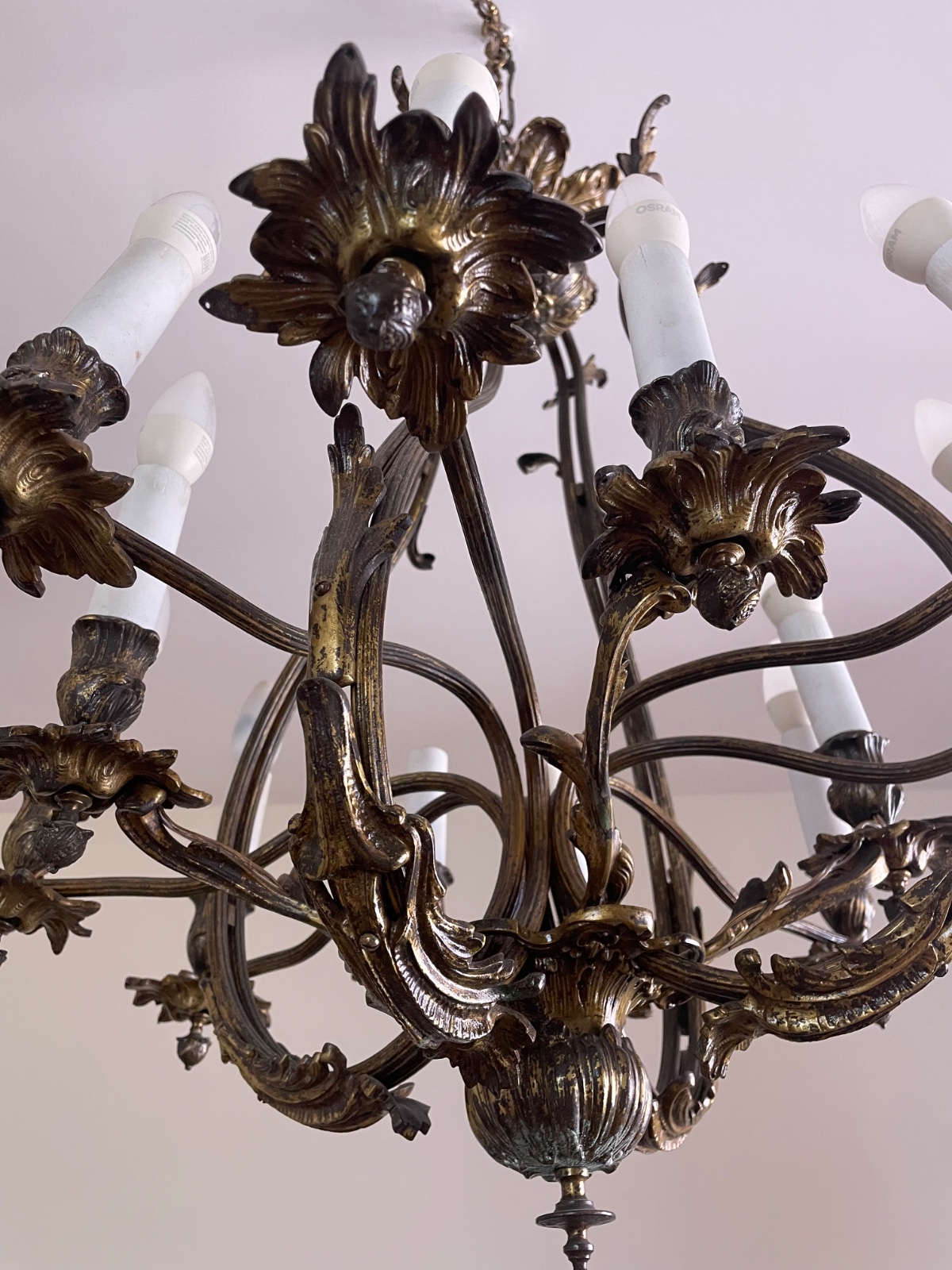 Lustre de metal dourado para 12 luzes, bobeches com folhas em relevo... - foto 2 de 5