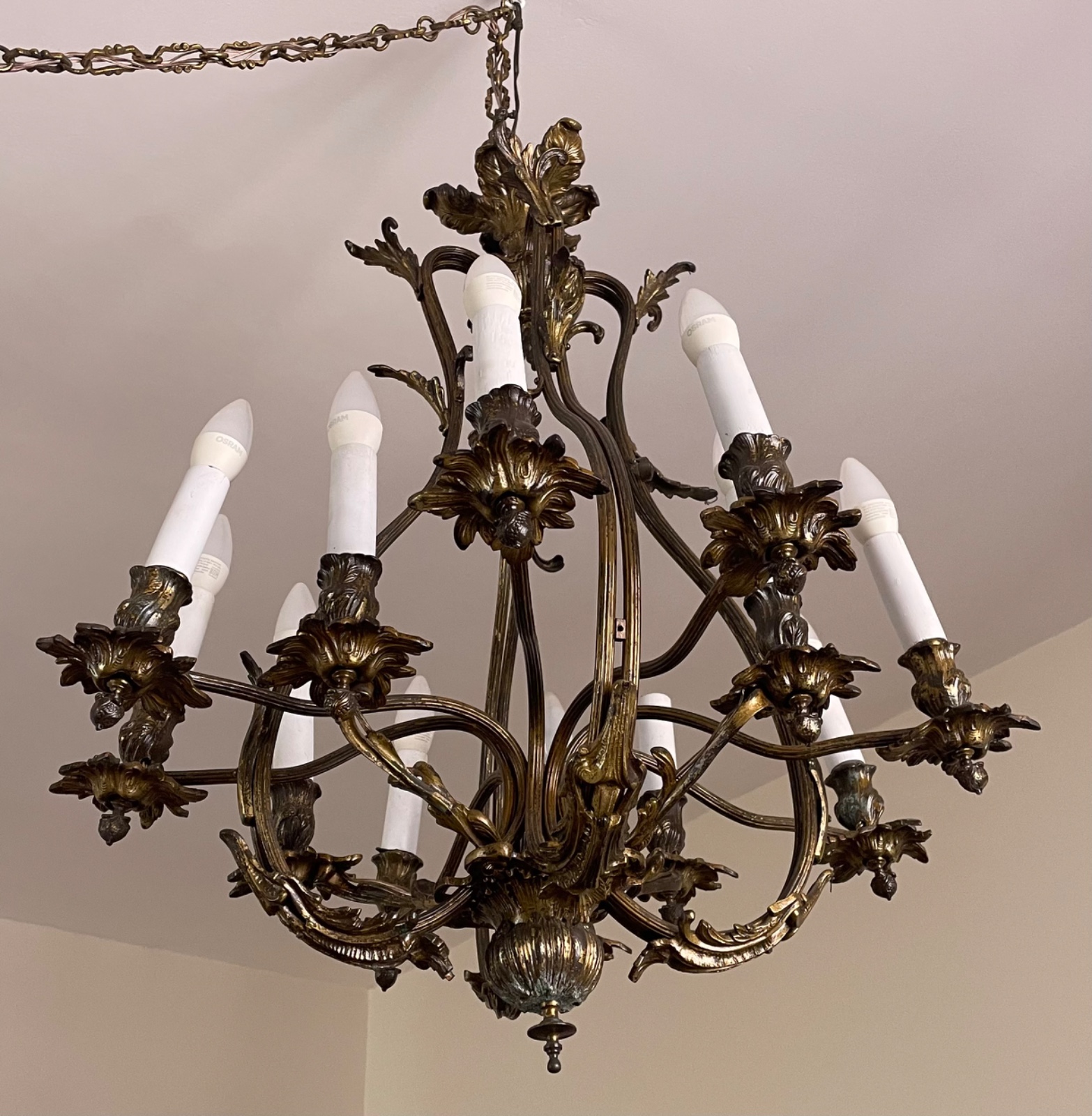 Lustre de metal dourado para 12 luzes, bobeches com folhas em relevo... - foto 4 de 5