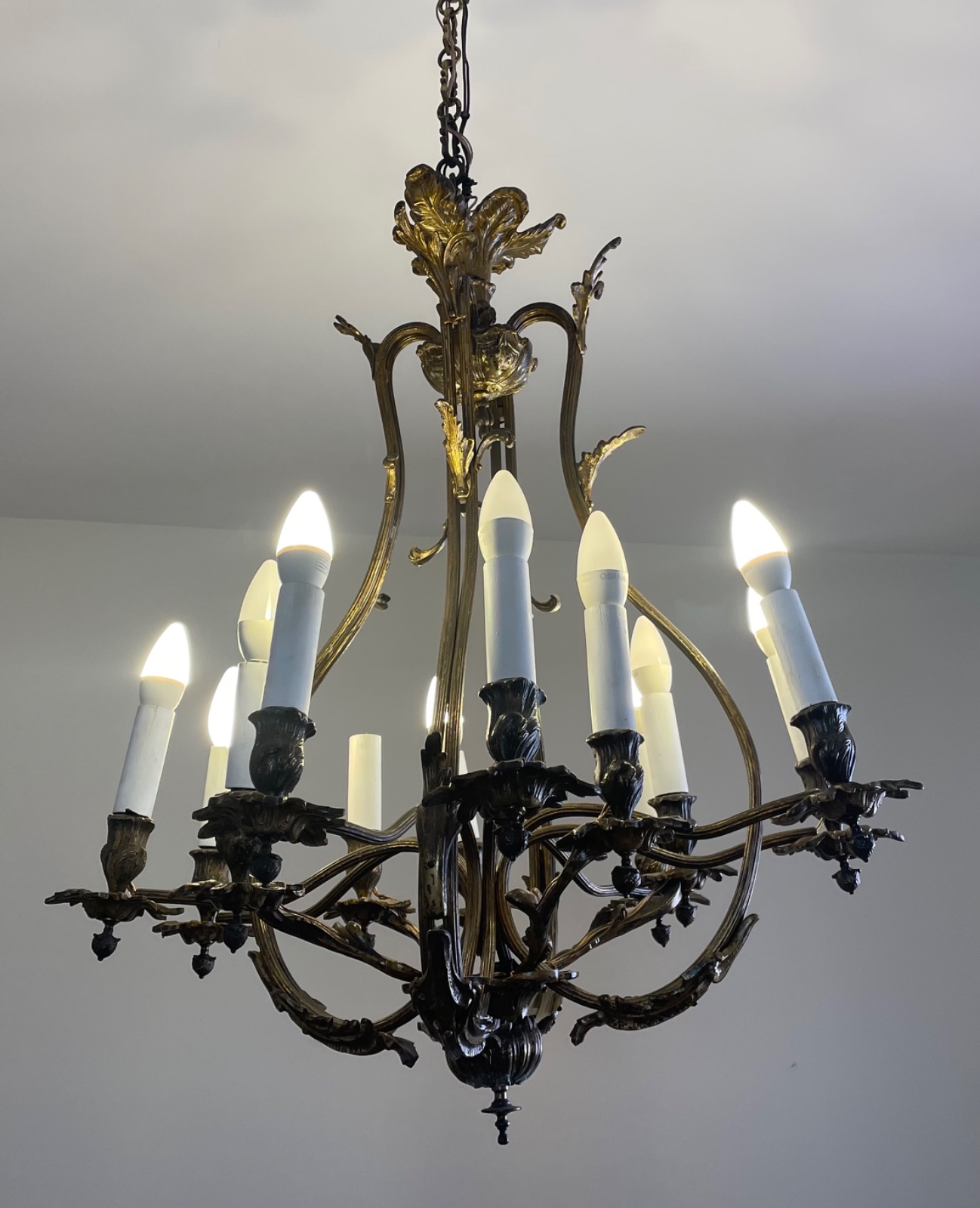 Lustre de metal dourado para 12 luzes, bobeches com folhas em relevo... - foto 1 de 5