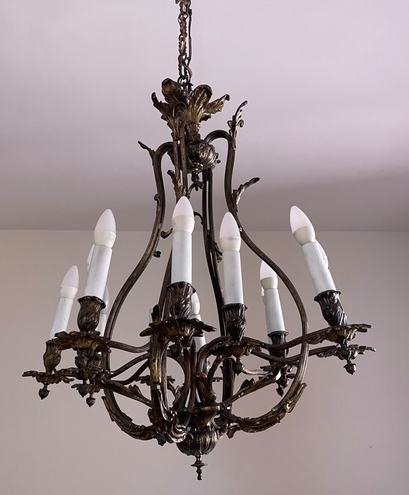Lustre de metal dourado para 12 luzes, bobeches com folhas em relevo... - foto 5 de 5