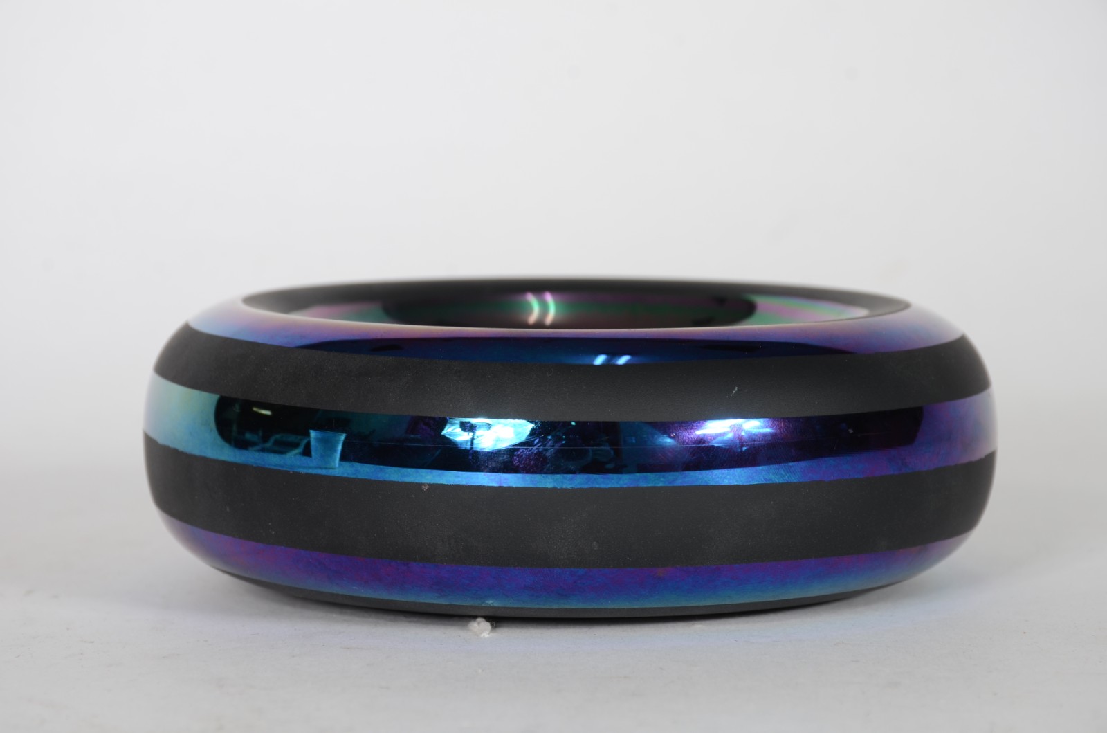 Bowl de vidro decorativo preto com "serpentinas" coloridas em... - foto 5 de 6