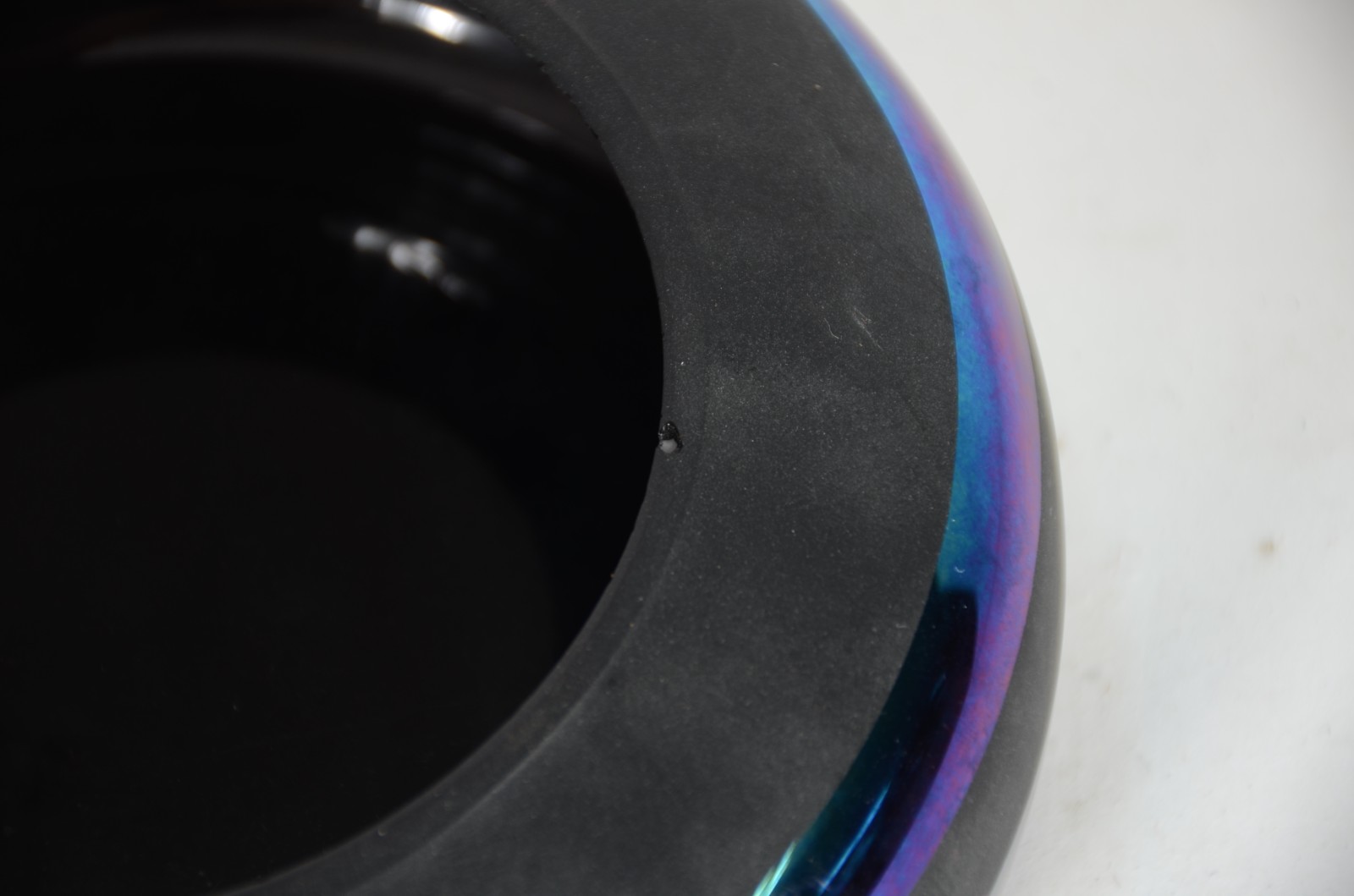 Bowl de vidro decorativo preto com "serpentinas" coloridas em... - foto 6 de 6