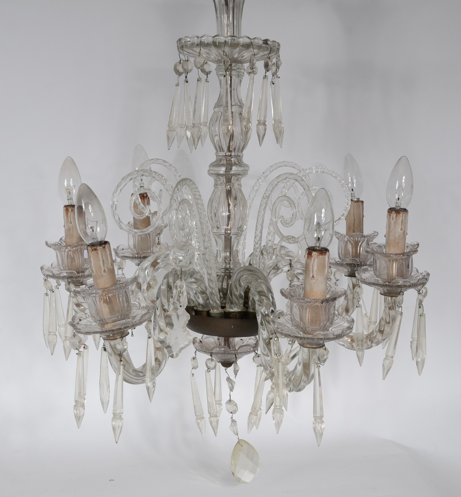 Lustre de cristal para 6 luzes com pingentes lapidados. Obs. tres... - foto 1 de 3