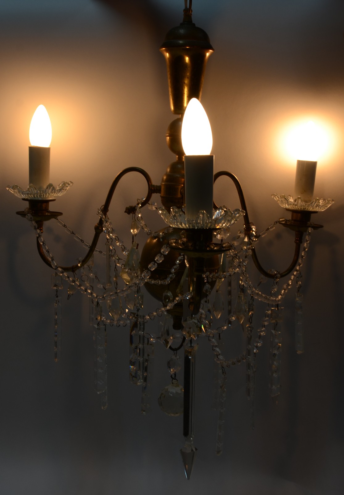 Lustre de metal dourado para 3 luzes com pingentes de cristal... - foto 3 de 5