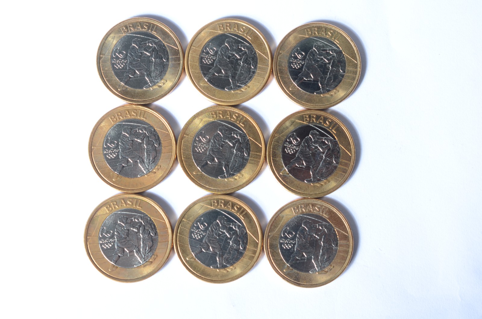 Lote com 49 moedas diversas das Olimpíadas, sendo:3 de golf, 4 de... - foto 2 de 11