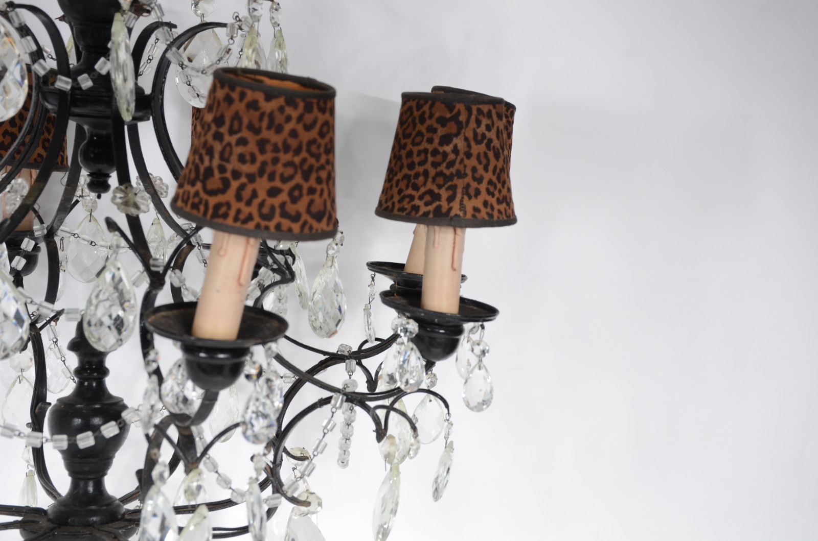 Lustre de metal pintado para 8 luzes com pingentes de cristal... - foto 2 de 4