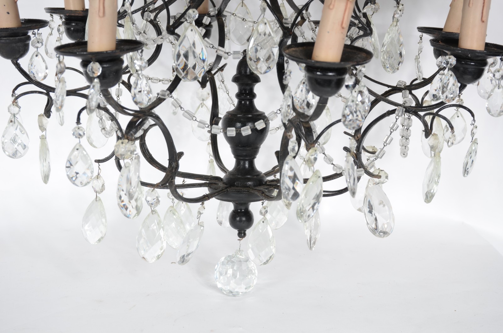 Lustre de metal pintado para 8 luzes com pingentes de cristal... - foto 3 de 4