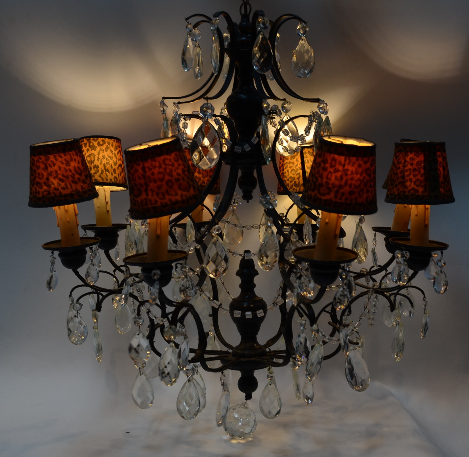 Lustre de metal pintado para 8 luzes com pingentes de cristal... - foto 4 de 4