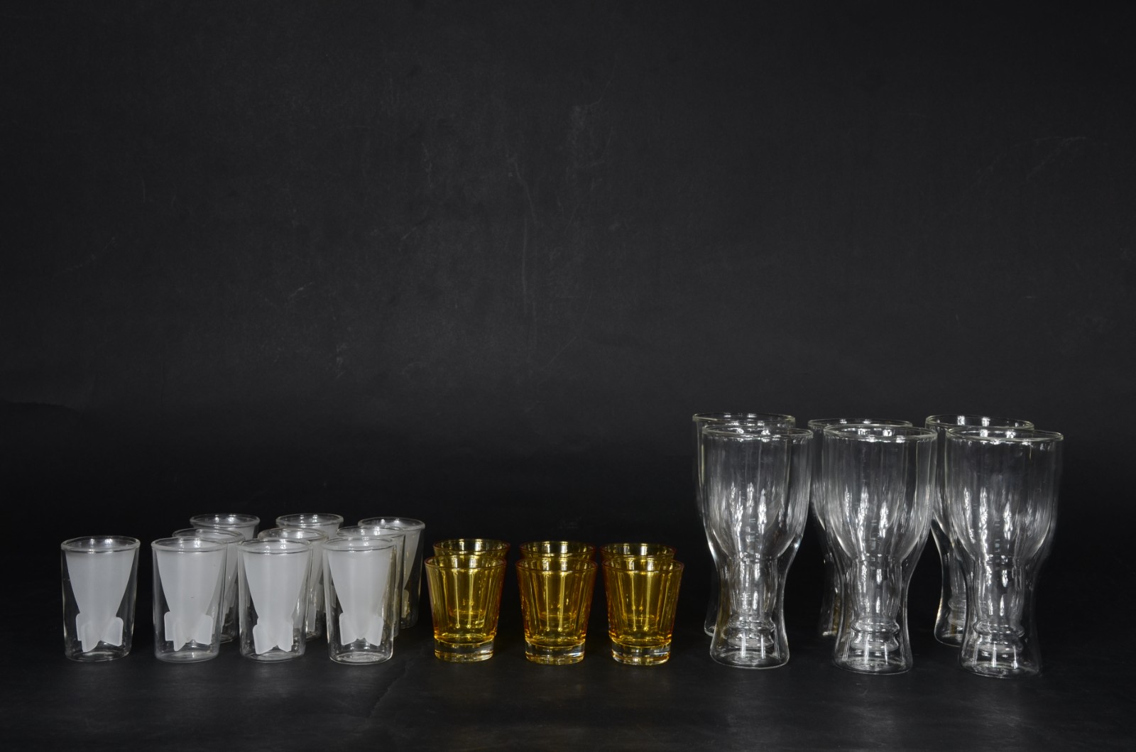 Diversas peças de vidro, sendo: 6 copos para chopp, 6 copos para... - foto 1 de 5