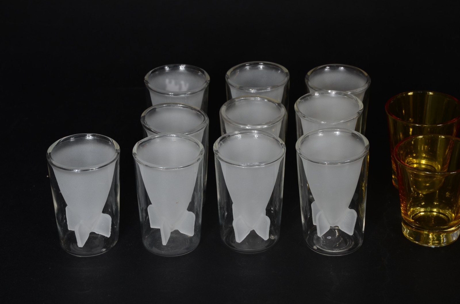 Diversas peças de vidro, sendo: 6 copos para chopp, 6 copos para... - foto 2 de 5