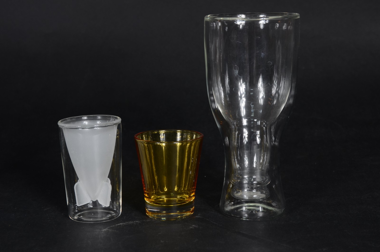 Diversas peças de vidro, sendo: 6 copos para chopp, 6 copos para... - foto 4 de 5