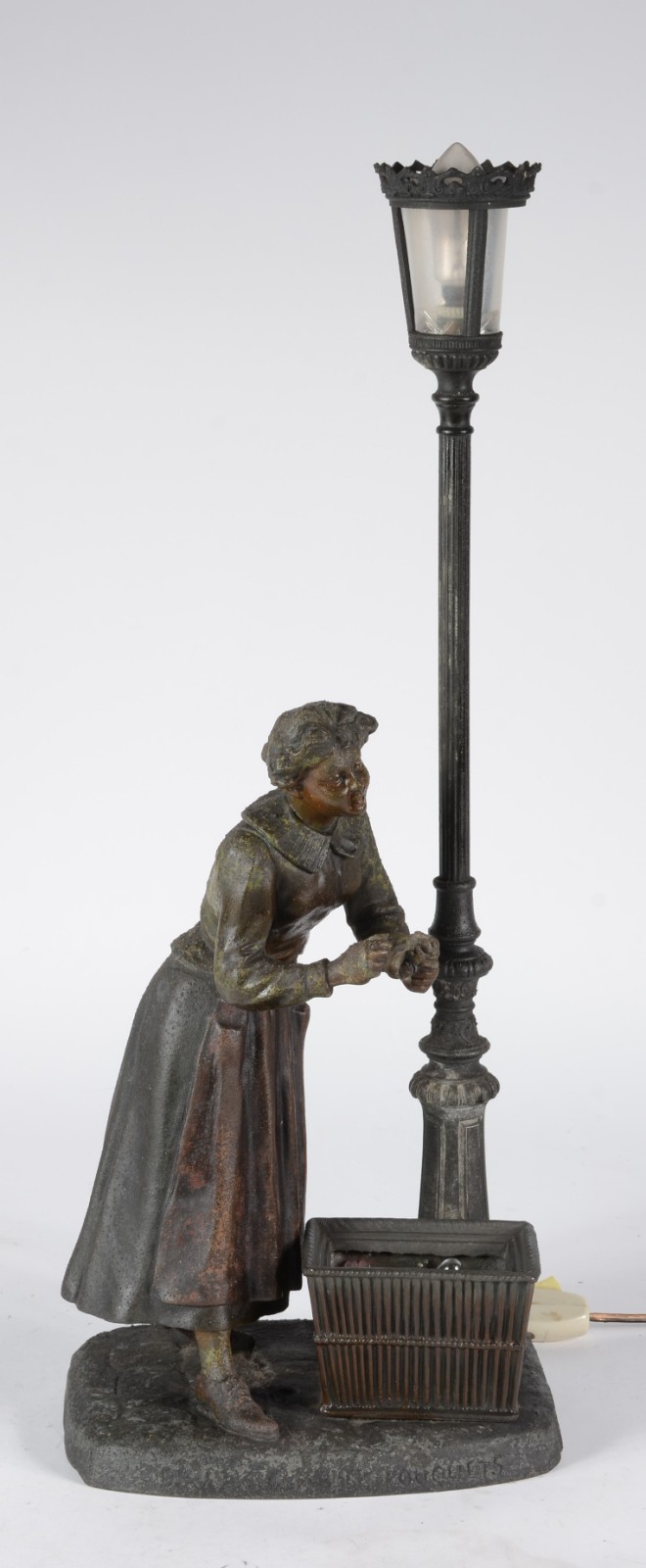 Luminária de petit bronze representando figura feminina junto a... - foto 3 de 11