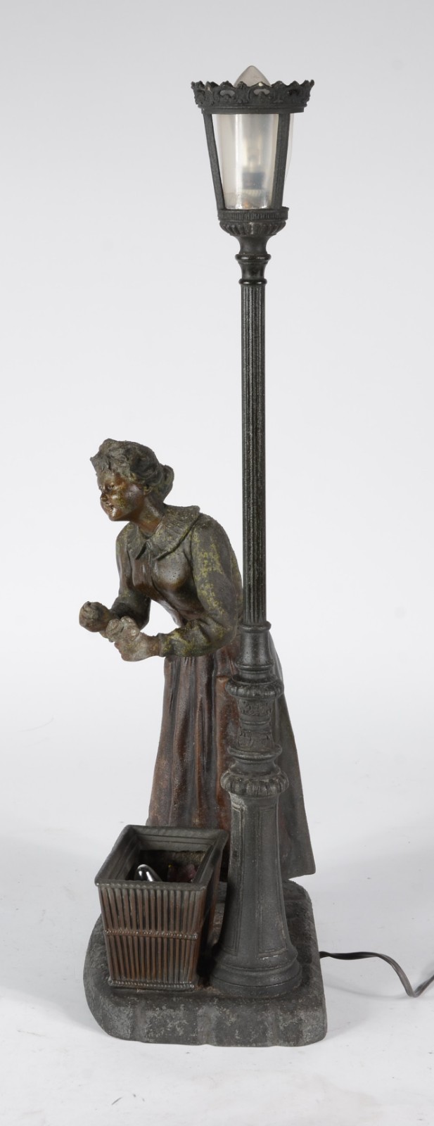 Luminária de petit bronze representando figura feminina junto a... - foto 2 de 11