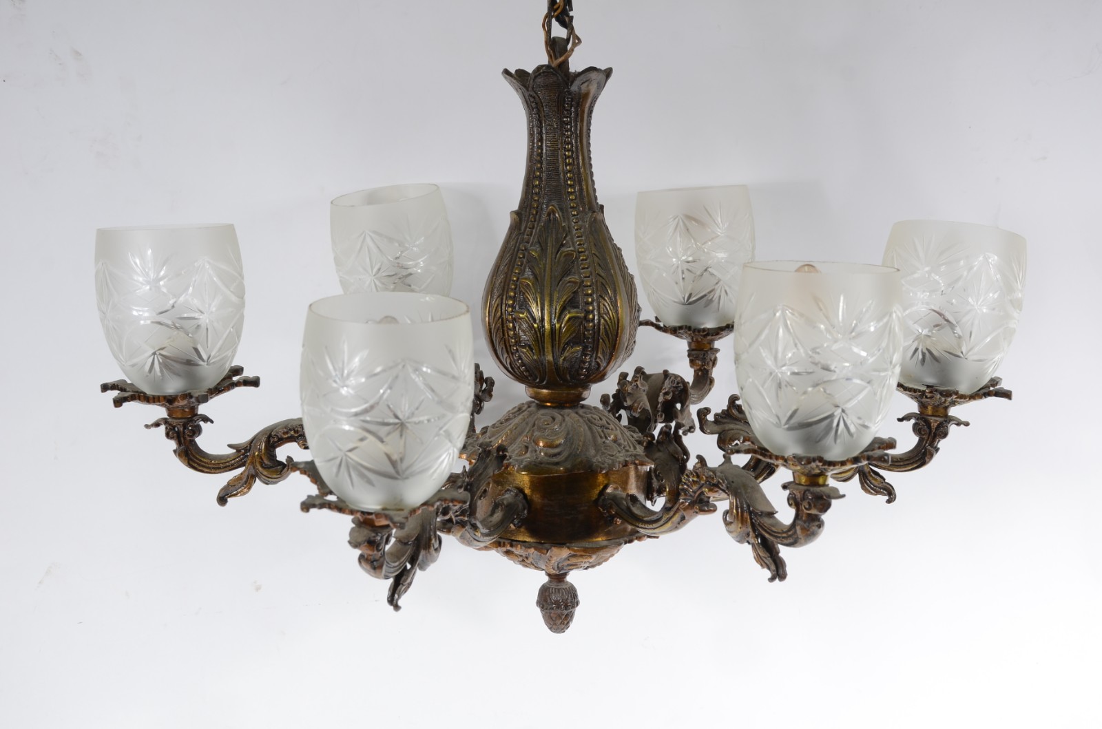 Lustre de metal dourado trabalhado em relevo, para 6 luzes, mangas de... - foto 1 de 4