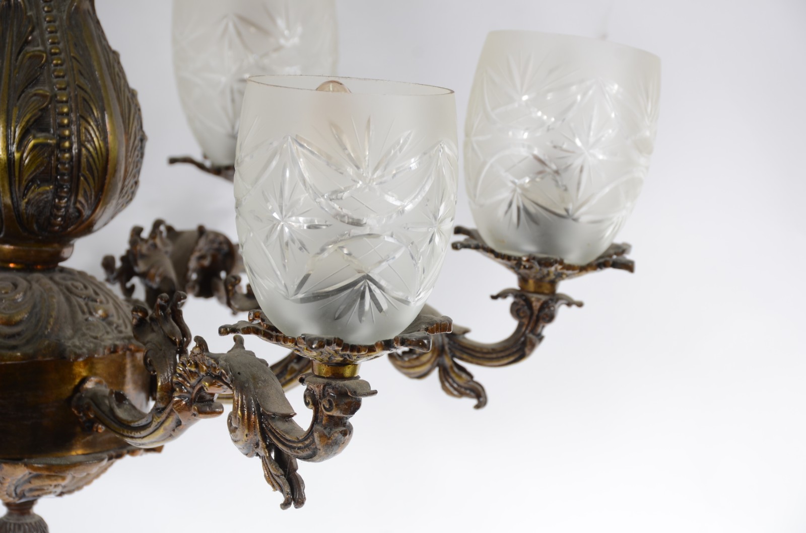 Lustre de metal dourado trabalhado em relevo, para 6 luzes, mangas de... - foto 2 de 4