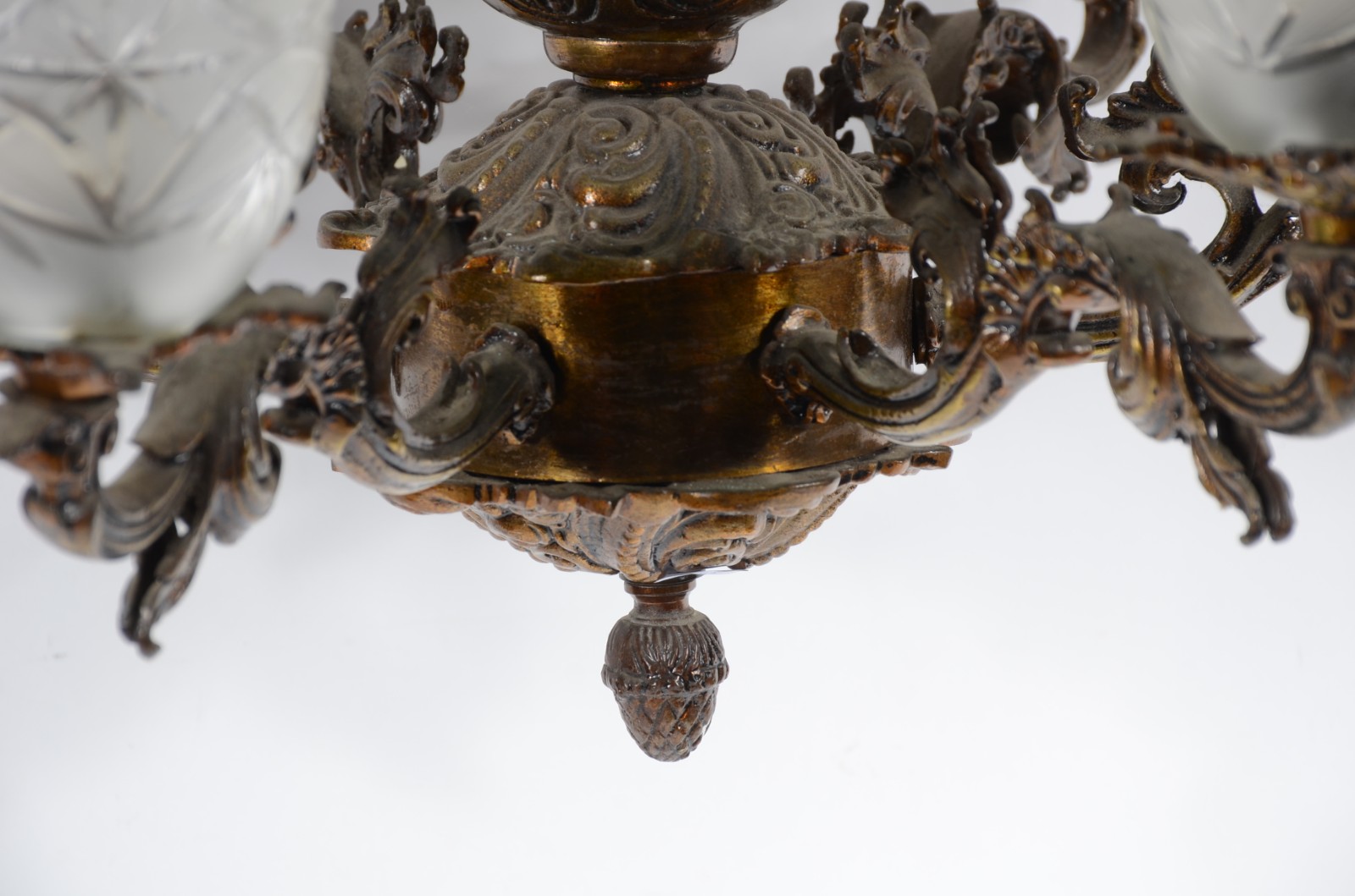 Lustre de metal dourado trabalhado em relevo, para 6 luzes, mangas de... - foto 3 de 4