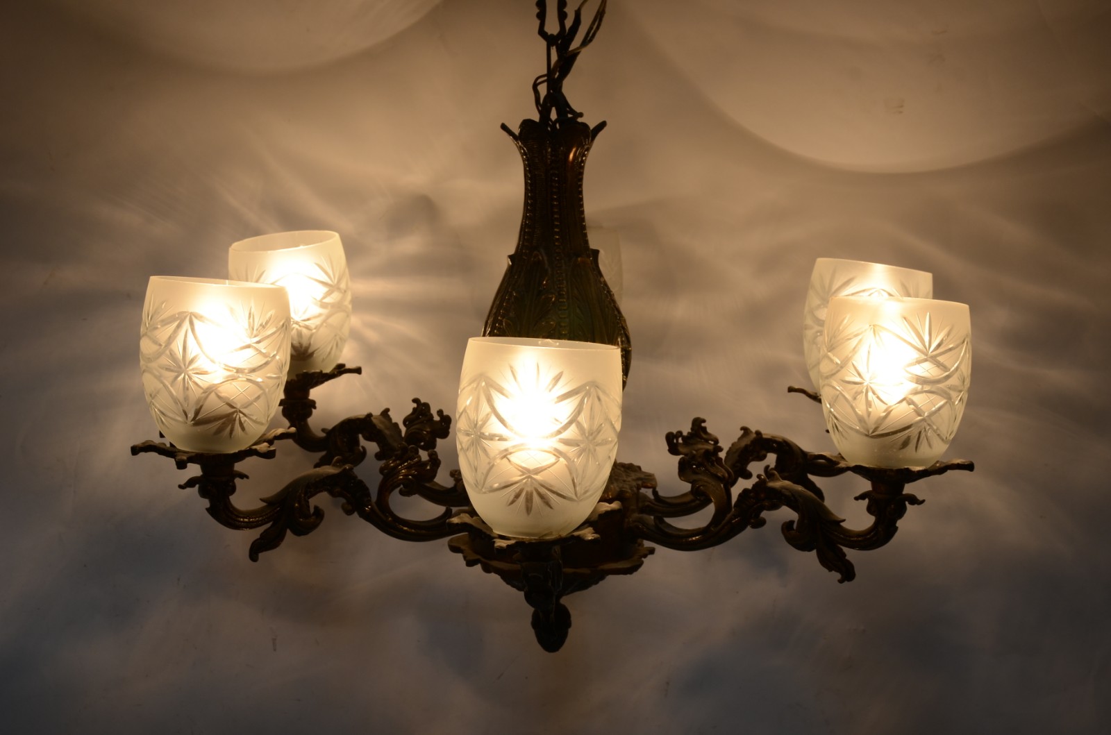 Lustre de metal dourado trabalhado em relevo, para 6 luzes, mangas de... - foto 4 de 4