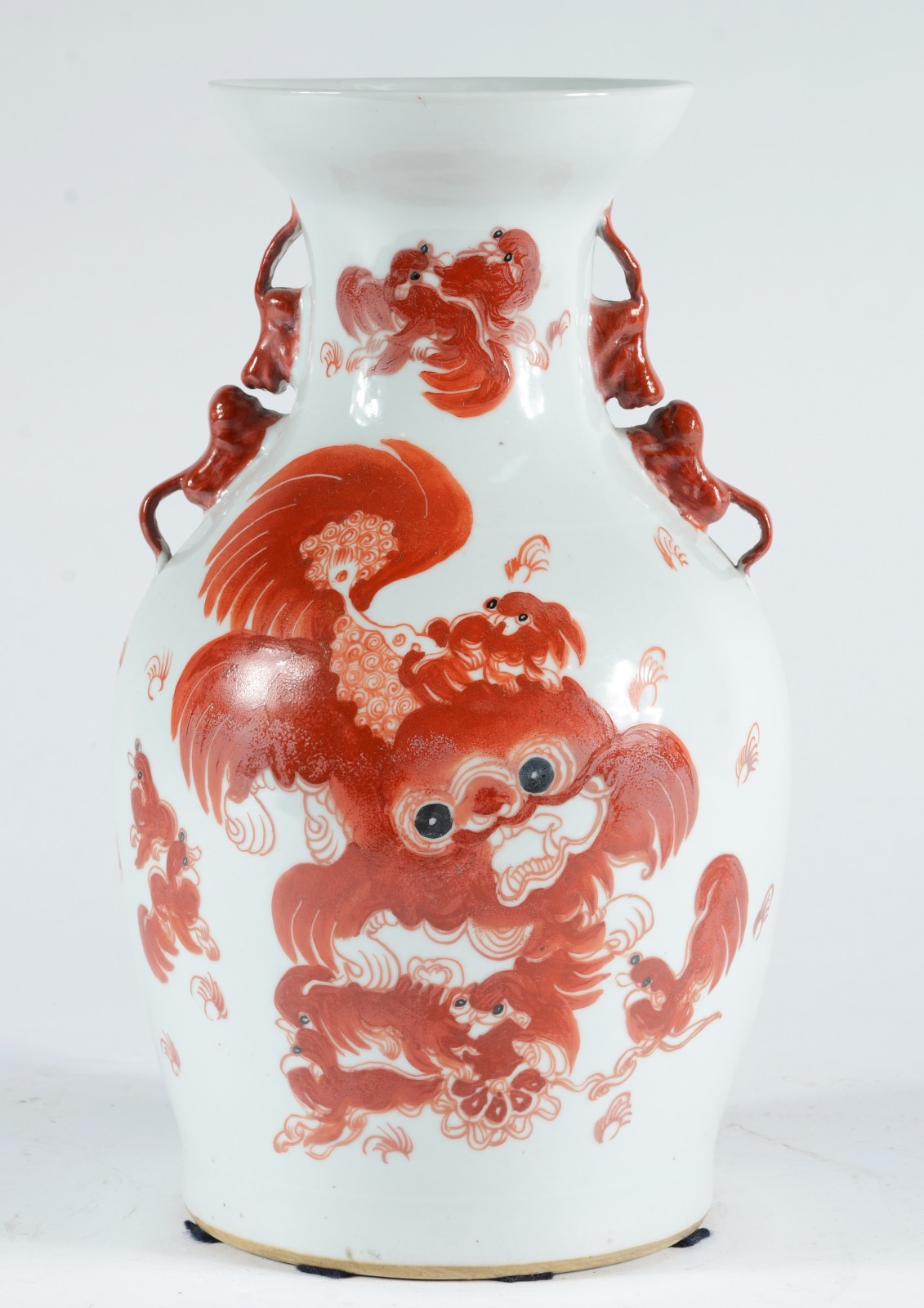 Vaso de formato balaústre em porcelana chinesa, decorado em rouge de... - foto 1 de 6