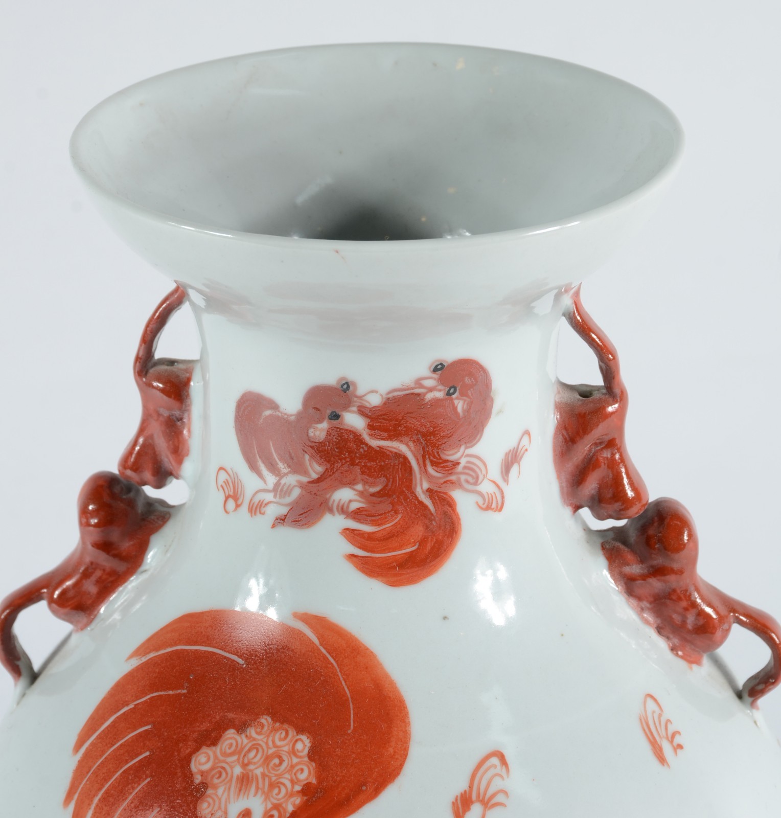 Vaso de formato balaústre em porcelana chinesa, decorado em rouge de... - foto 2 de 6