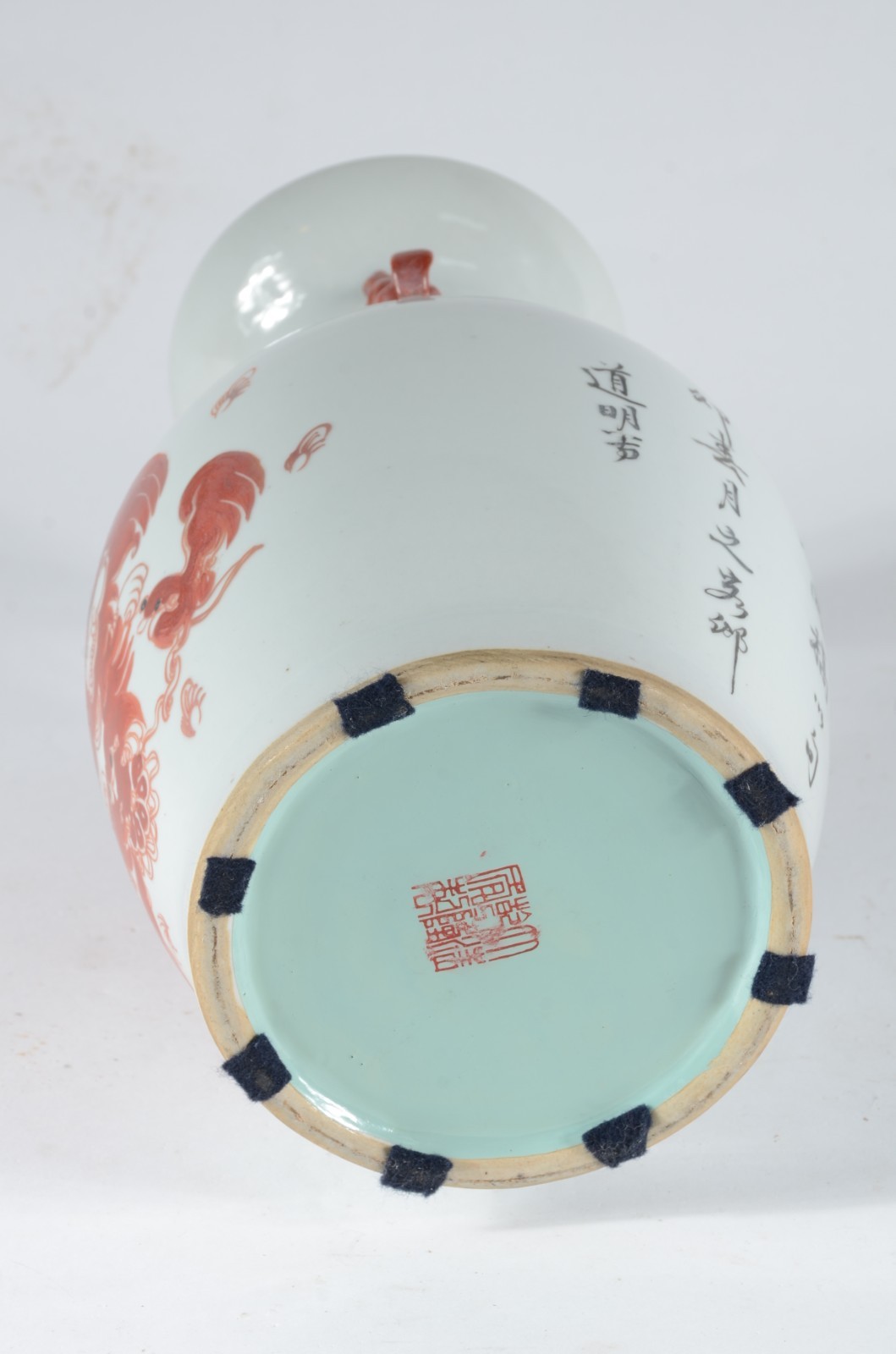 Vaso de formato balaústre em porcelana chinesa, decorado em rouge de... - foto 4 de 6