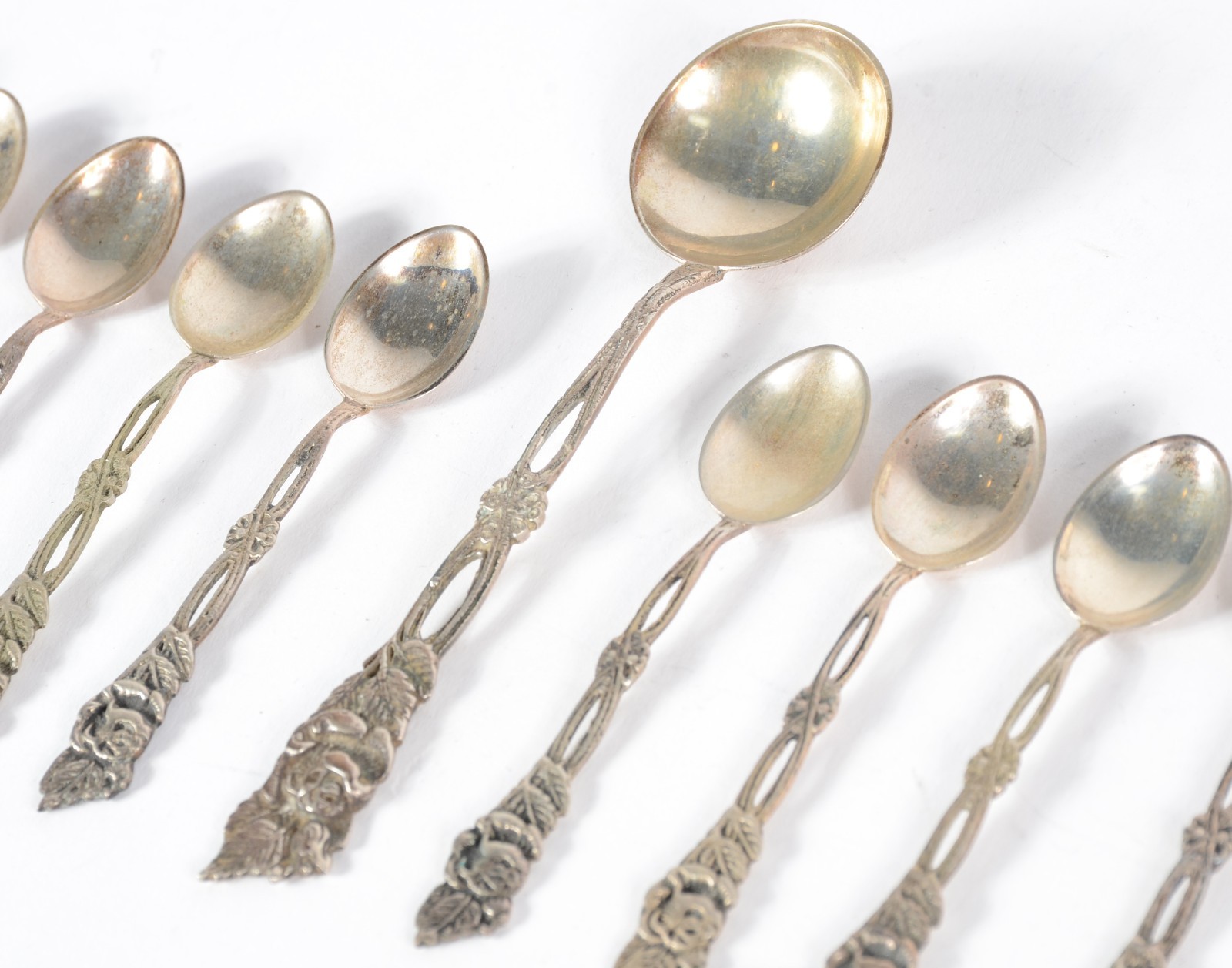 Conjunto com 12 colheres para café e uma de açúcar de prata... - foto 3 de 6