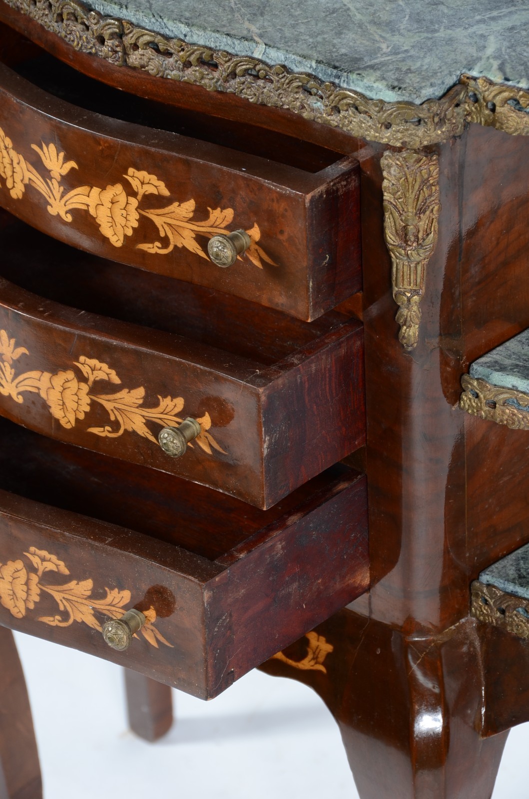 Mesa auxiliar de madeira trabalhada em marqueterie, estilo francês... - foto 3 de 5