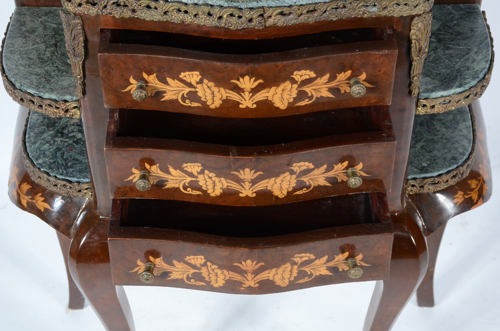 Mesa auxiliar de madeira trabalhada em marqueterie, estilo francês... - foto 4 de 5