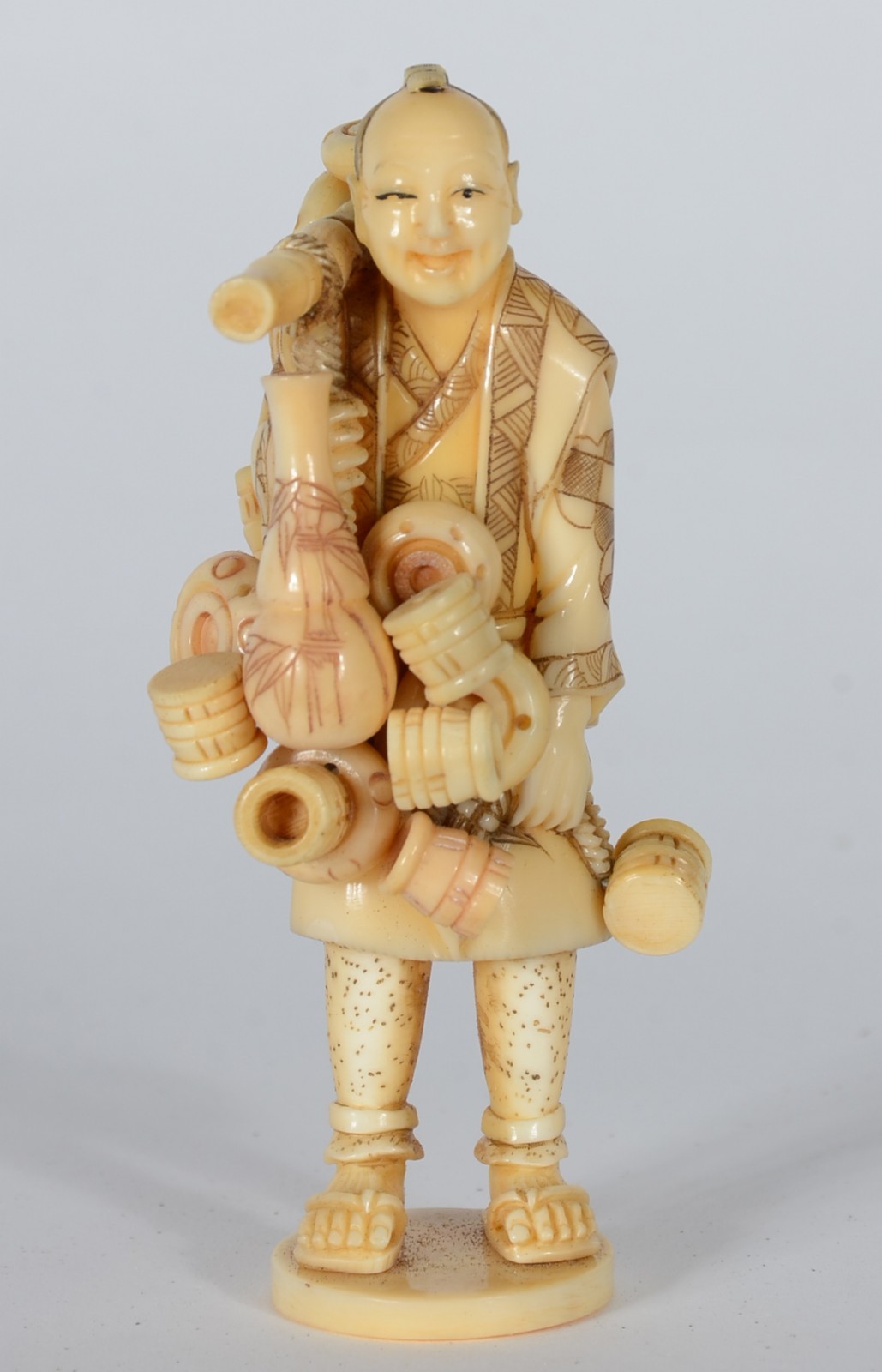 Escultura de marfim representando figura masculina. Assinado. - foto 1 de 4