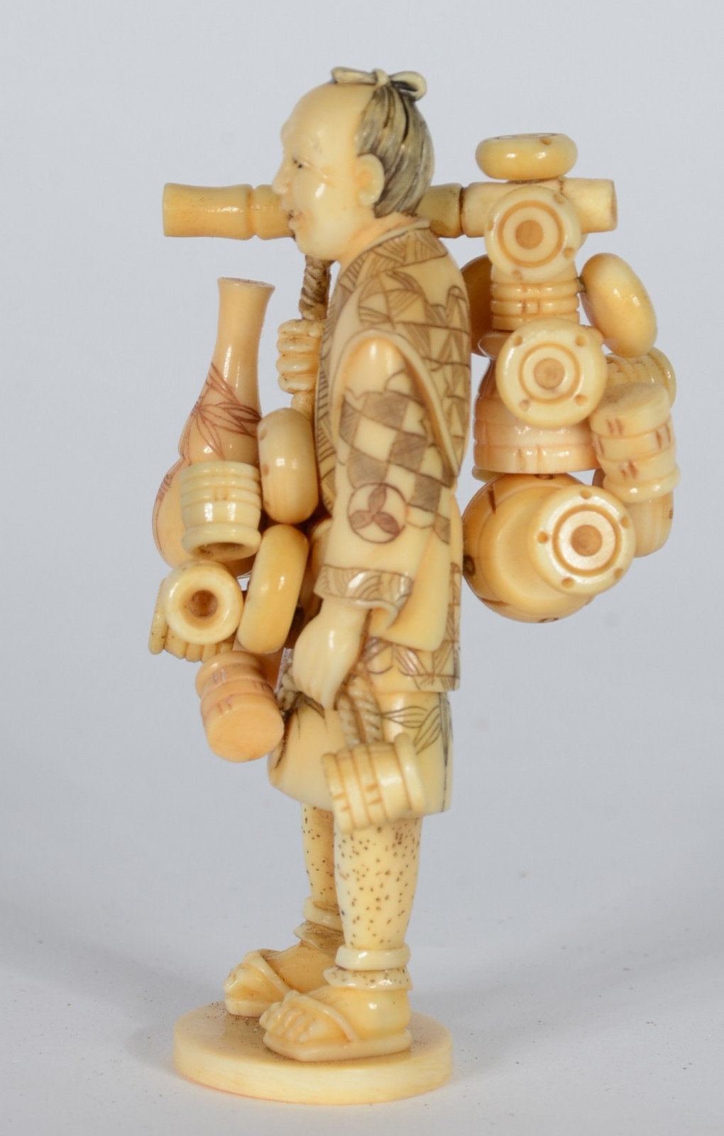 Escultura de marfim representando figura masculina. Assinado. - foto 2 de 4
