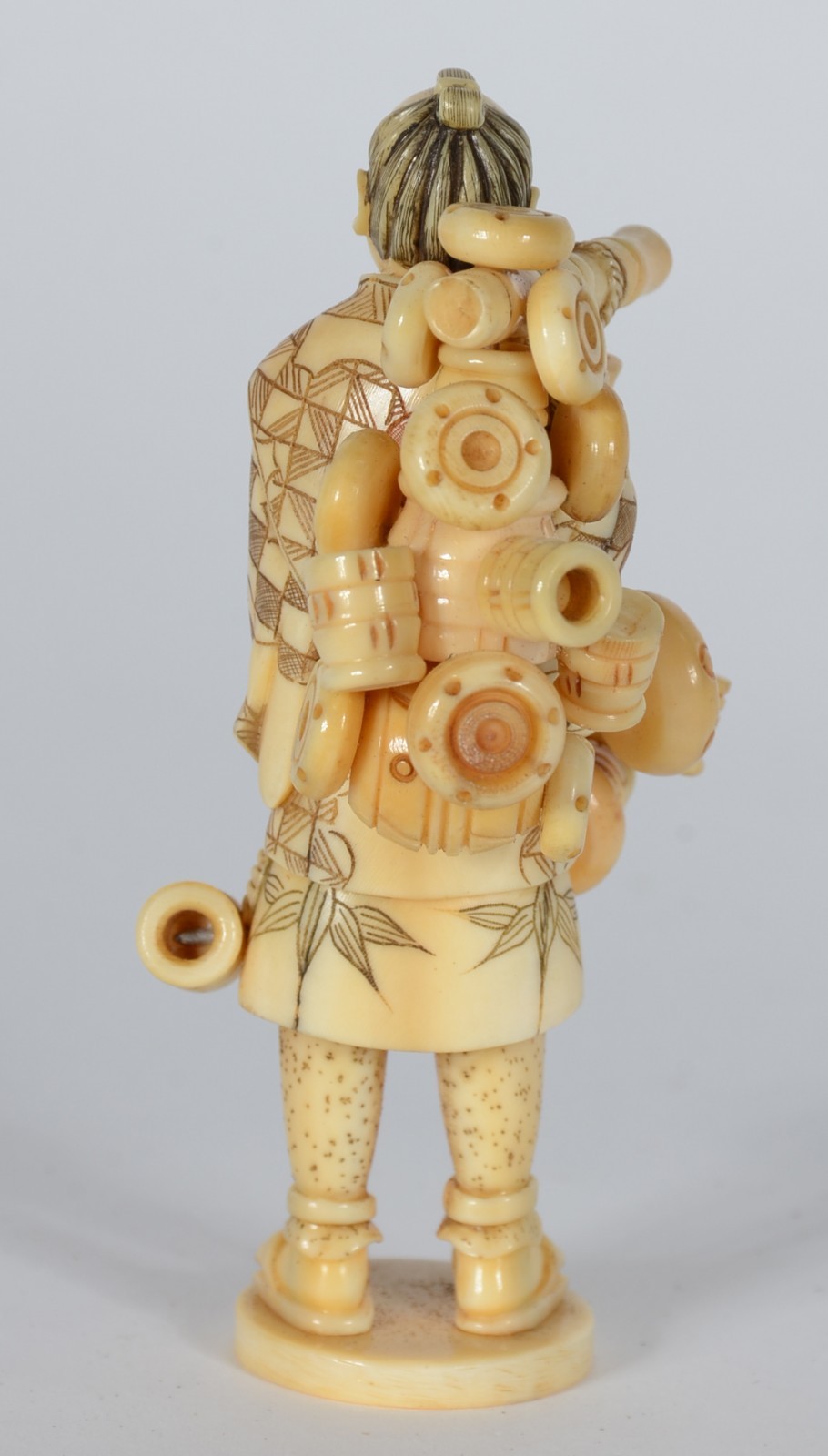 Escultura de marfim representando figura masculina. Assinado. - foto 3 de 4