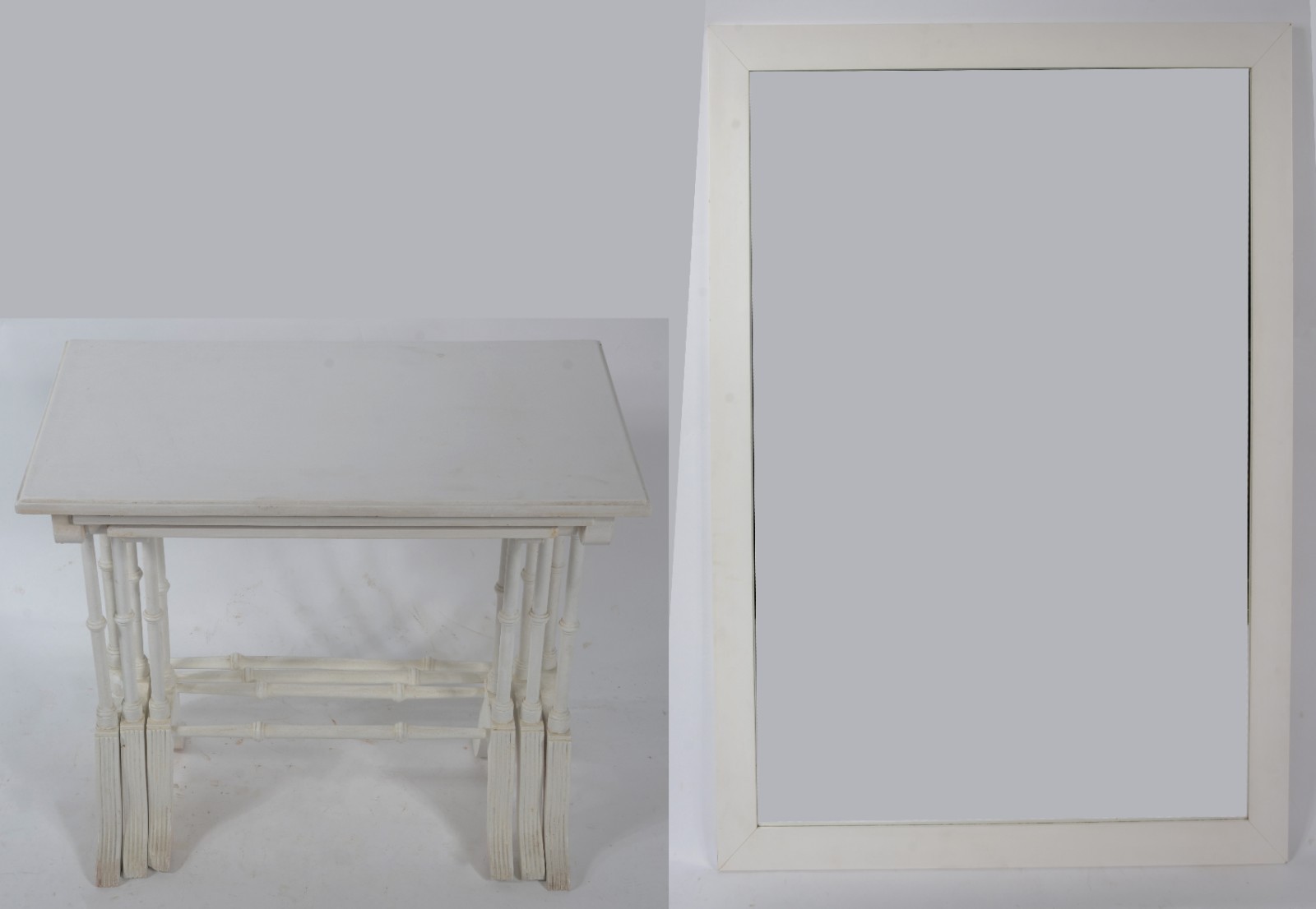 Duas peças de madeira pintada de branco, sendo: espelho e mesa ninho... - foto 1 de 4