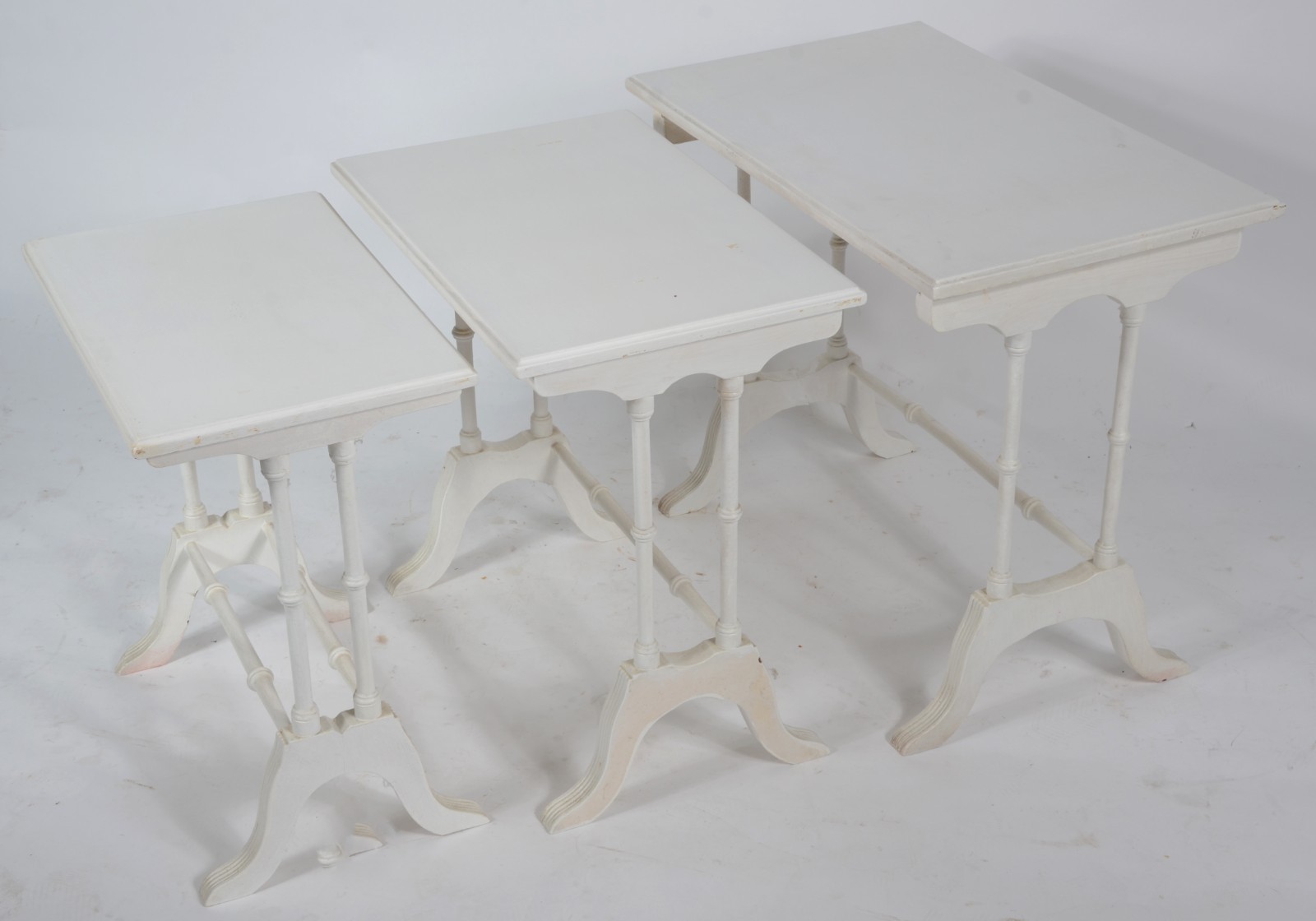 Duas peças de madeira pintada de branco, sendo: espelho e mesa ninho... - foto 2 de 4