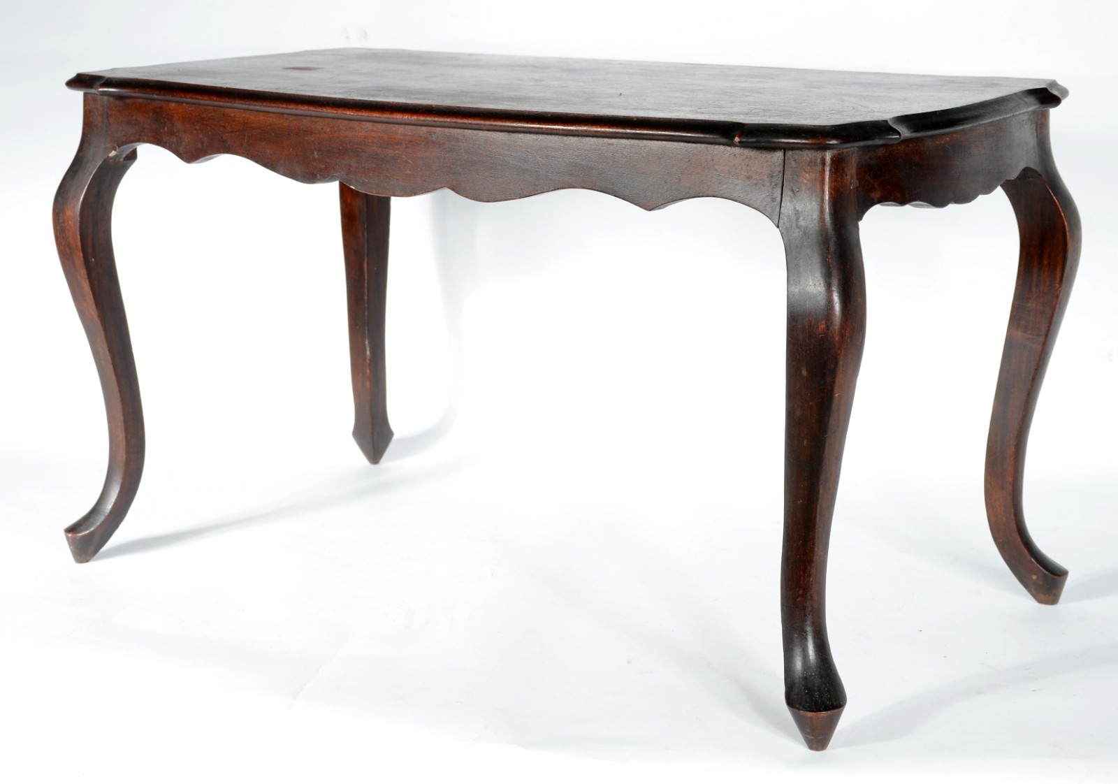 Mesa auxiliar de madeira nobre, saia recortada, pernas ligeiramente... - foto 1 de 8