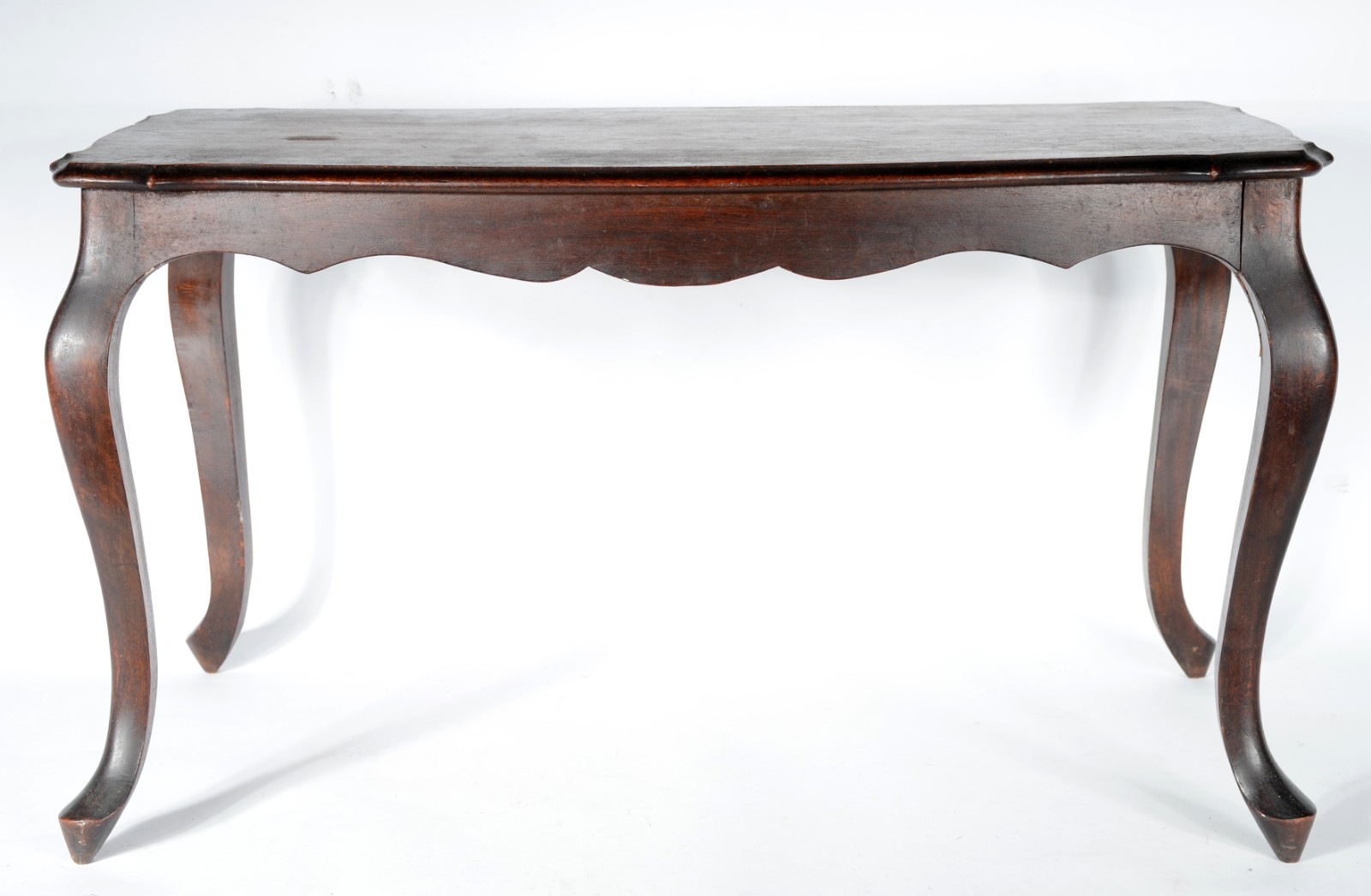 Mesa auxiliar de madeira nobre, saia recortada, pernas ligeiramente... - foto 2 de 8