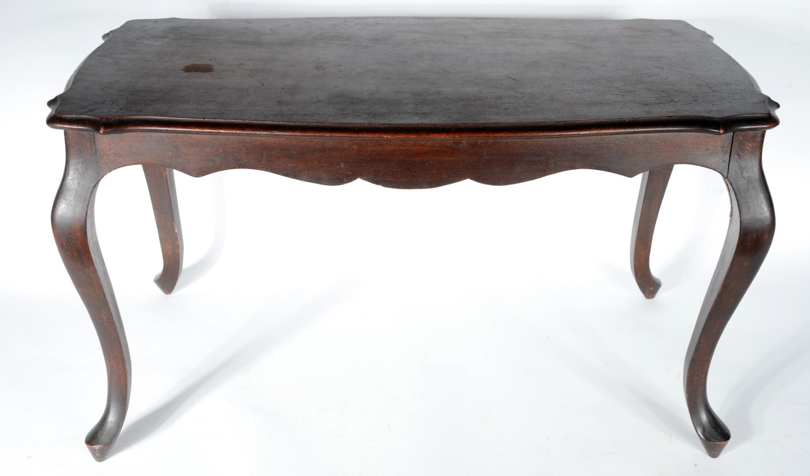 Mesa auxiliar de madeira nobre, saia recortada, pernas ligeiramente... - foto 4 de 8