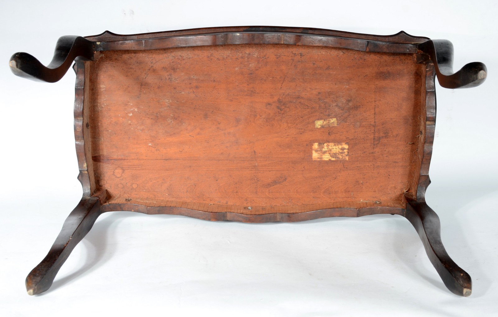 Mesa auxiliar de madeira nobre, saia recortada, pernas ligeiramente... - foto 6 de 8