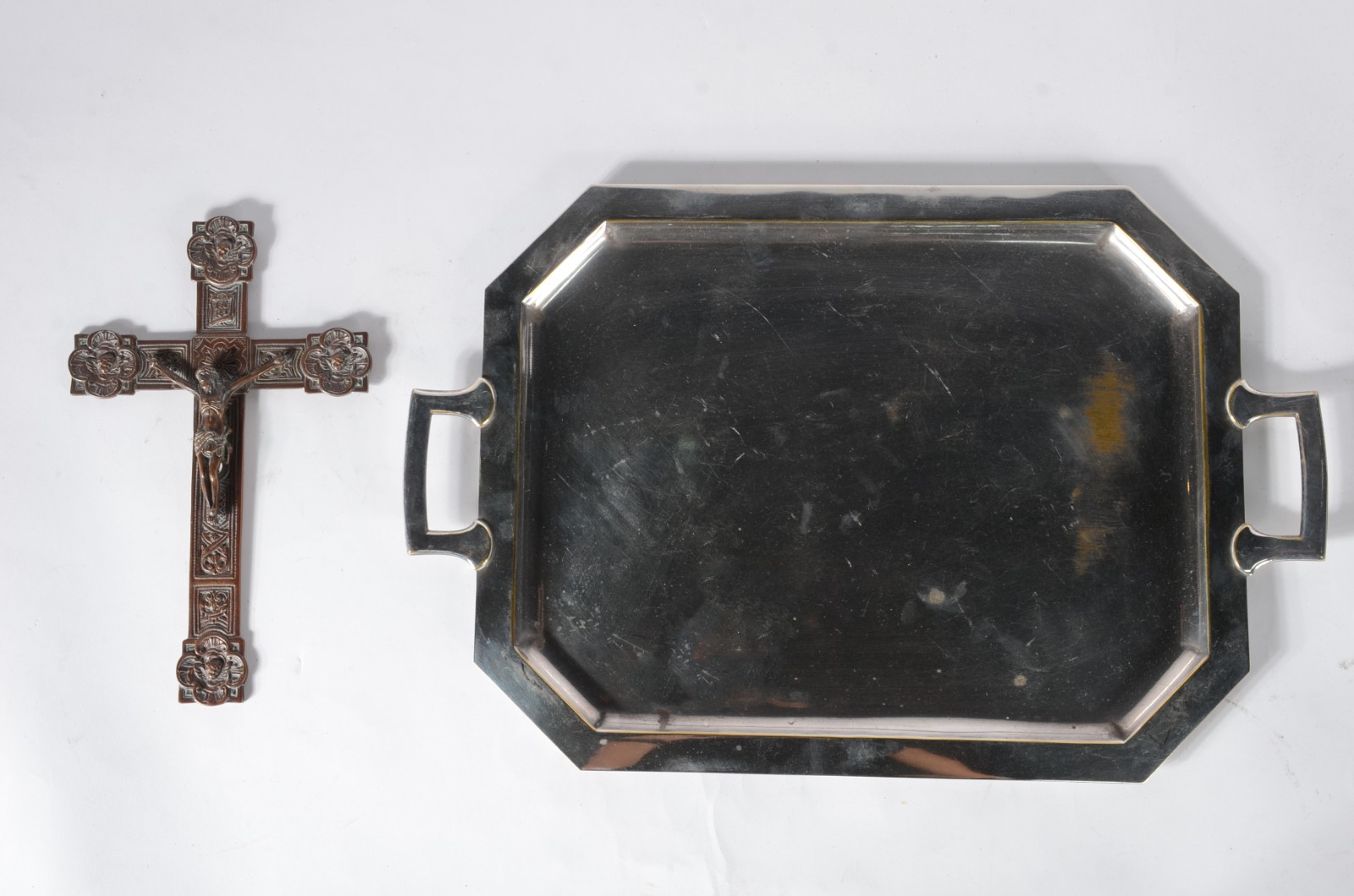 Duas peças, sendo: Crucifixo com figura de Cristo de metal e bandeja... - foto 1 de 6