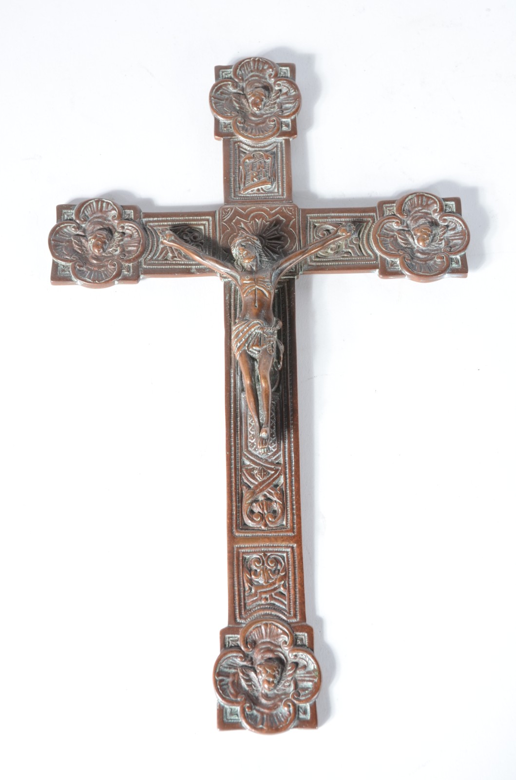 Duas peças, sendo: Crucifixo com figura de Cristo de metal e bandeja... - foto 2 de 6
