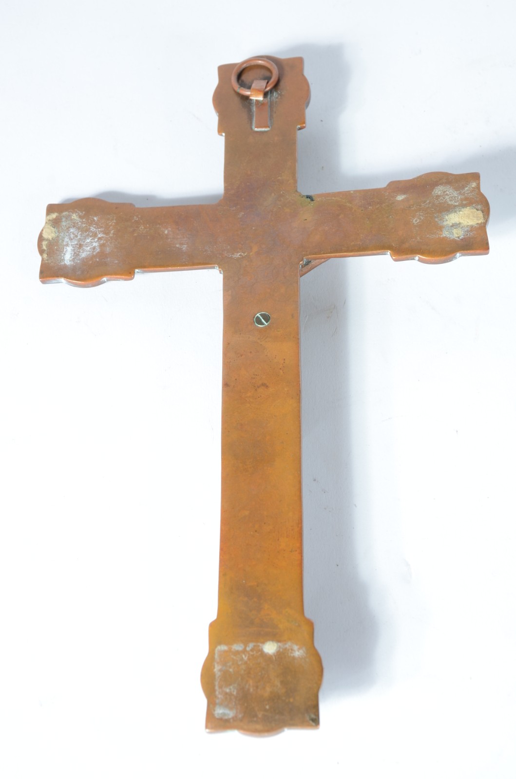 Duas peças, sendo: Crucifixo com figura de Cristo de metal e bandeja... - foto 3 de 6